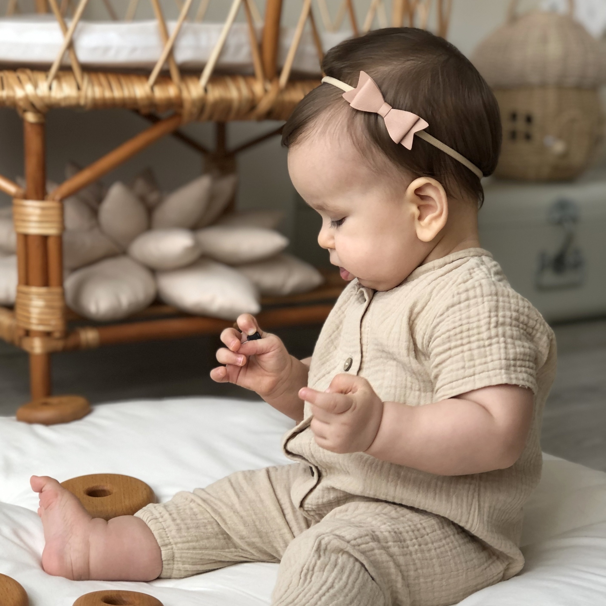 Повязка на голову "Кожаный бантик" бежевый