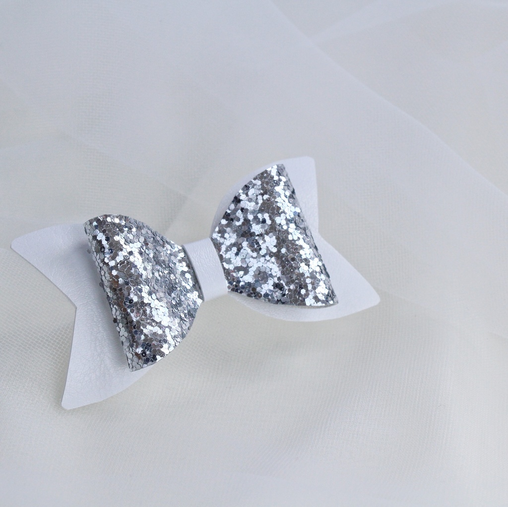 Заколка зажим "Блестящий бант" цвет серебро с белым