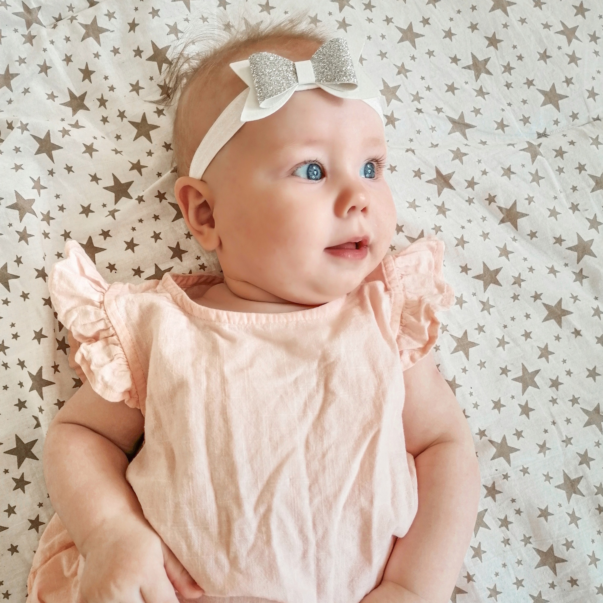 Повязка на голову "Блестящий бант" серебряный на белой резинке