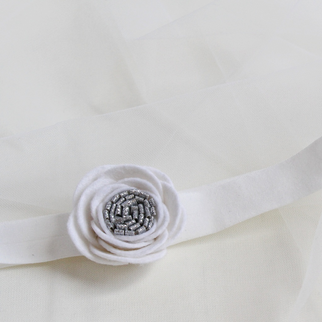 Повязка на голову "Фетровый цветок" белый с серебром