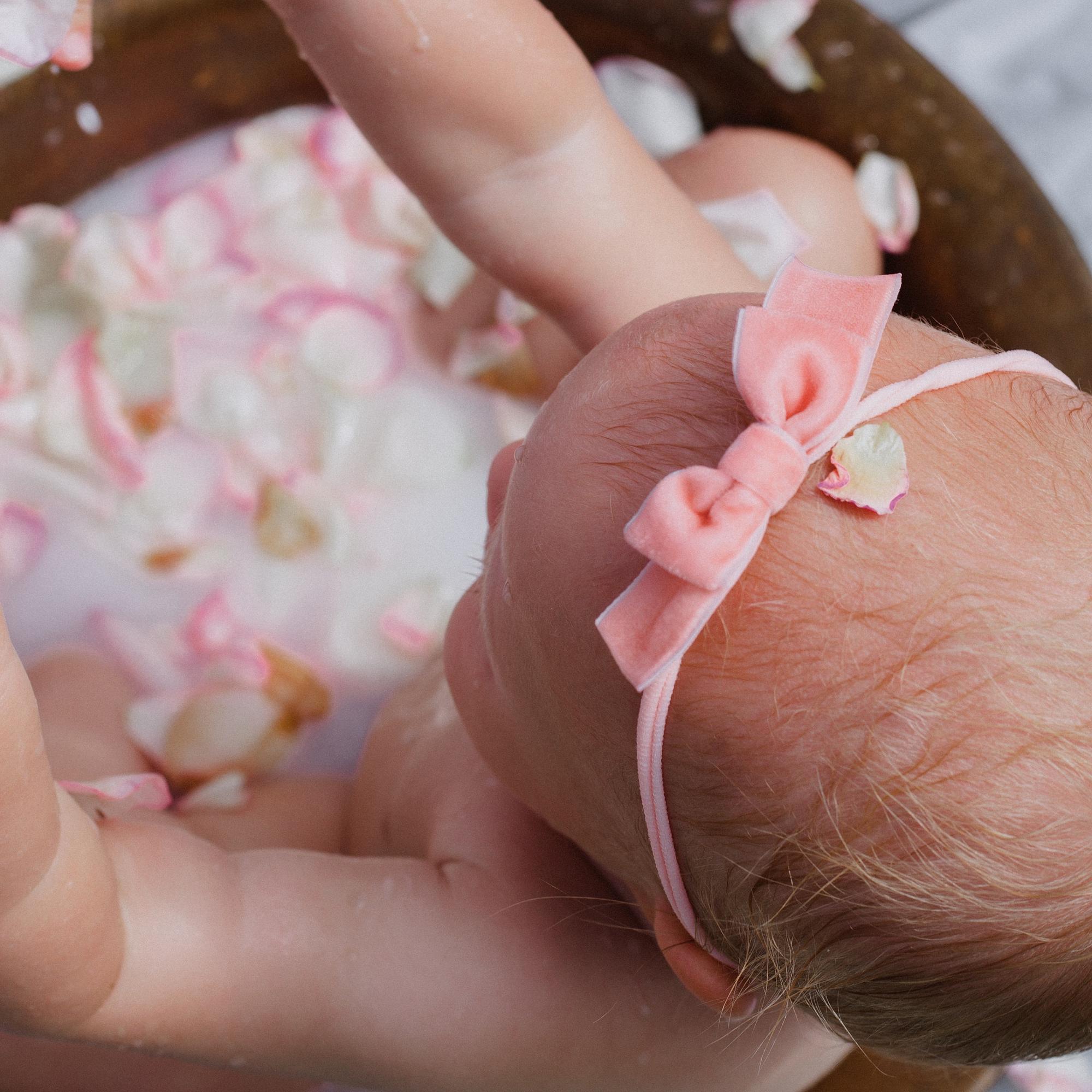 Повязка на голову "Бархатный бантик" нежно-розовый