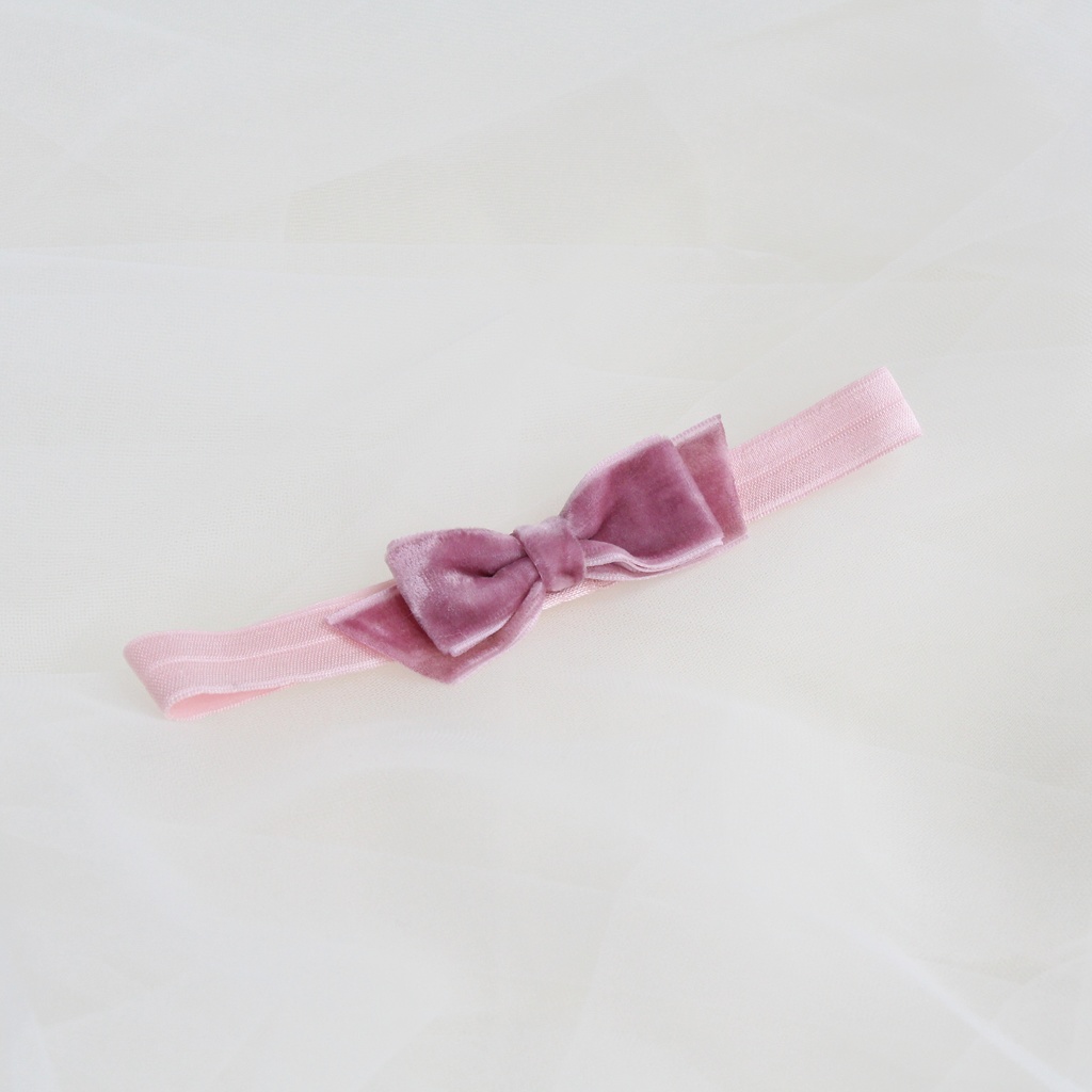 Повязка на голову "Бархатный бантик" сиреневый на розовой резиночке