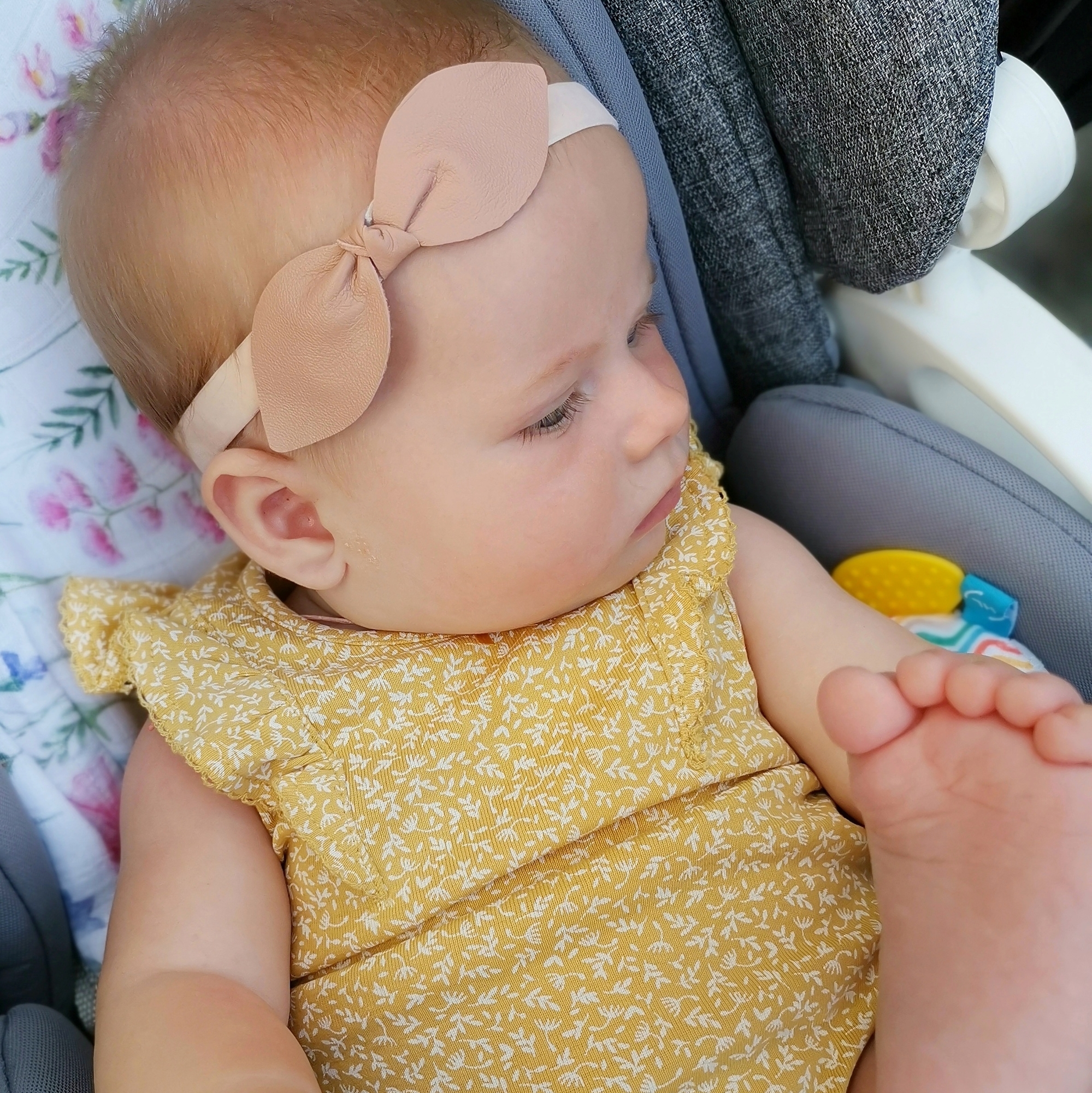 Повязка на голову "Крылья ангела" бежевая на бархатной резиночке