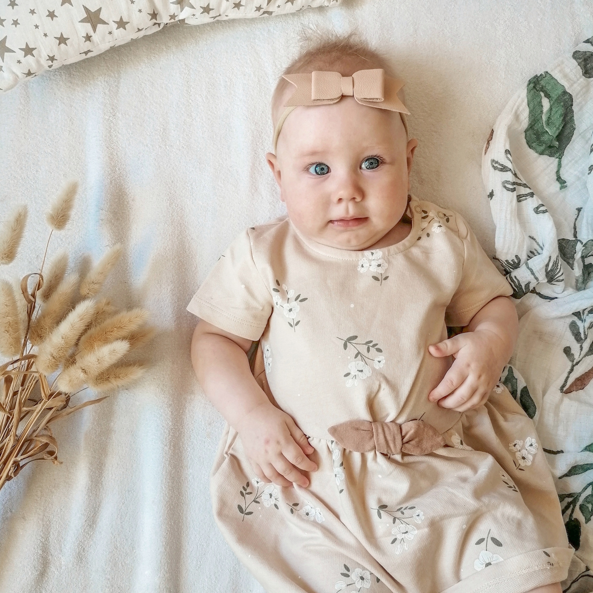 Повязка на голову "Кожаный бантик" бежевый