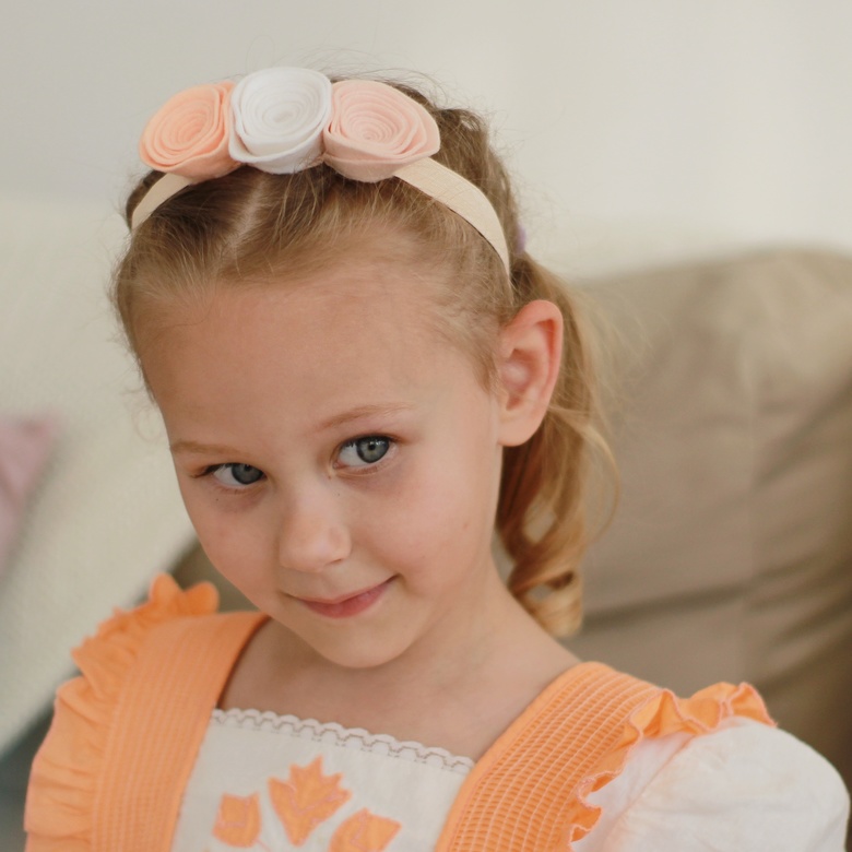 Повязка на голову "Фетровый цветы" цвет белый и персиковый