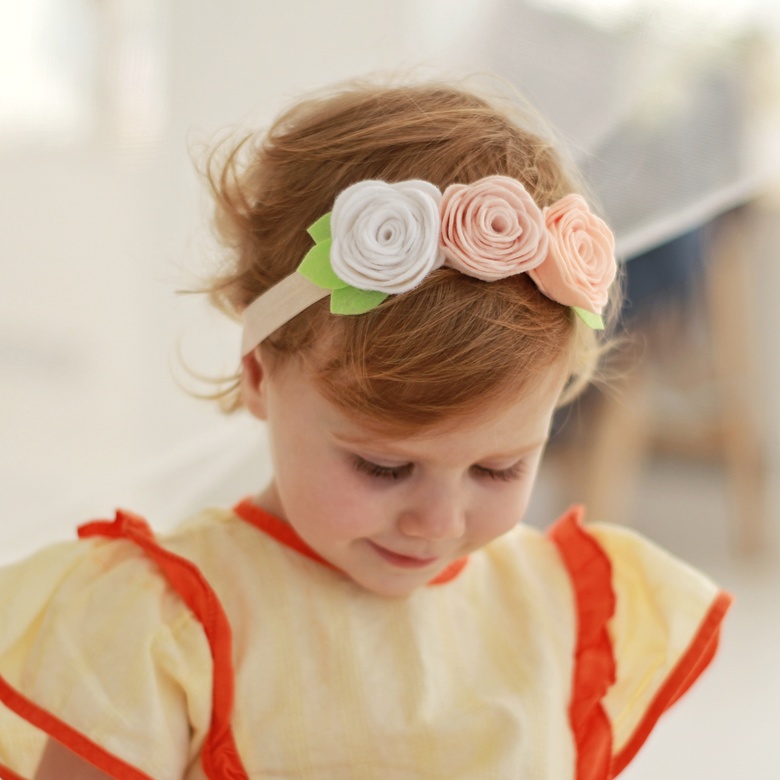 Повязка на голову "Фетровые розочки" цвет белый и персиковый