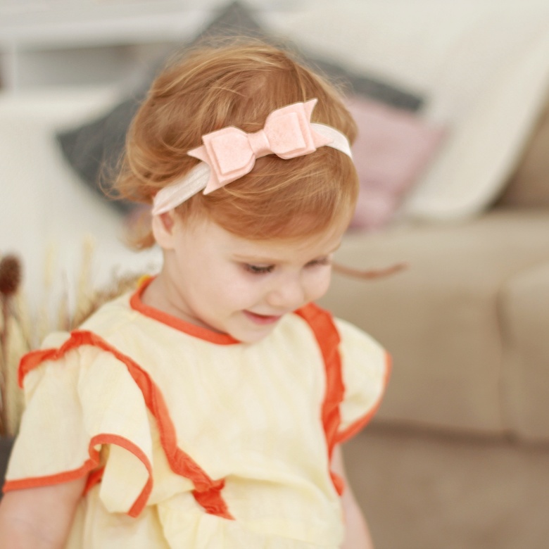 Повязка на голову "Фетровый бант" персиковый