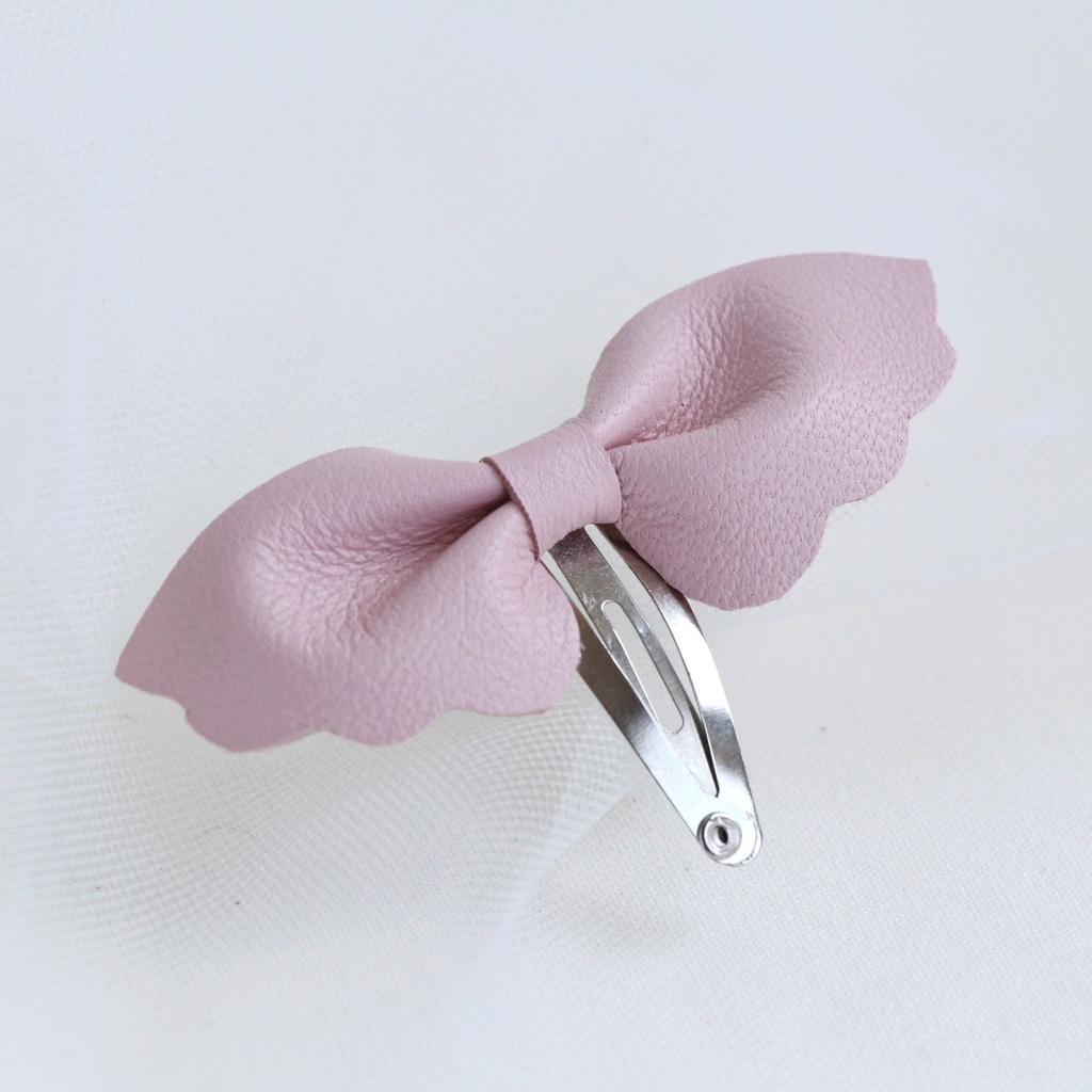 Заколка клик-клак "Кожаный бантик-крылья" цвет светло-розовый
