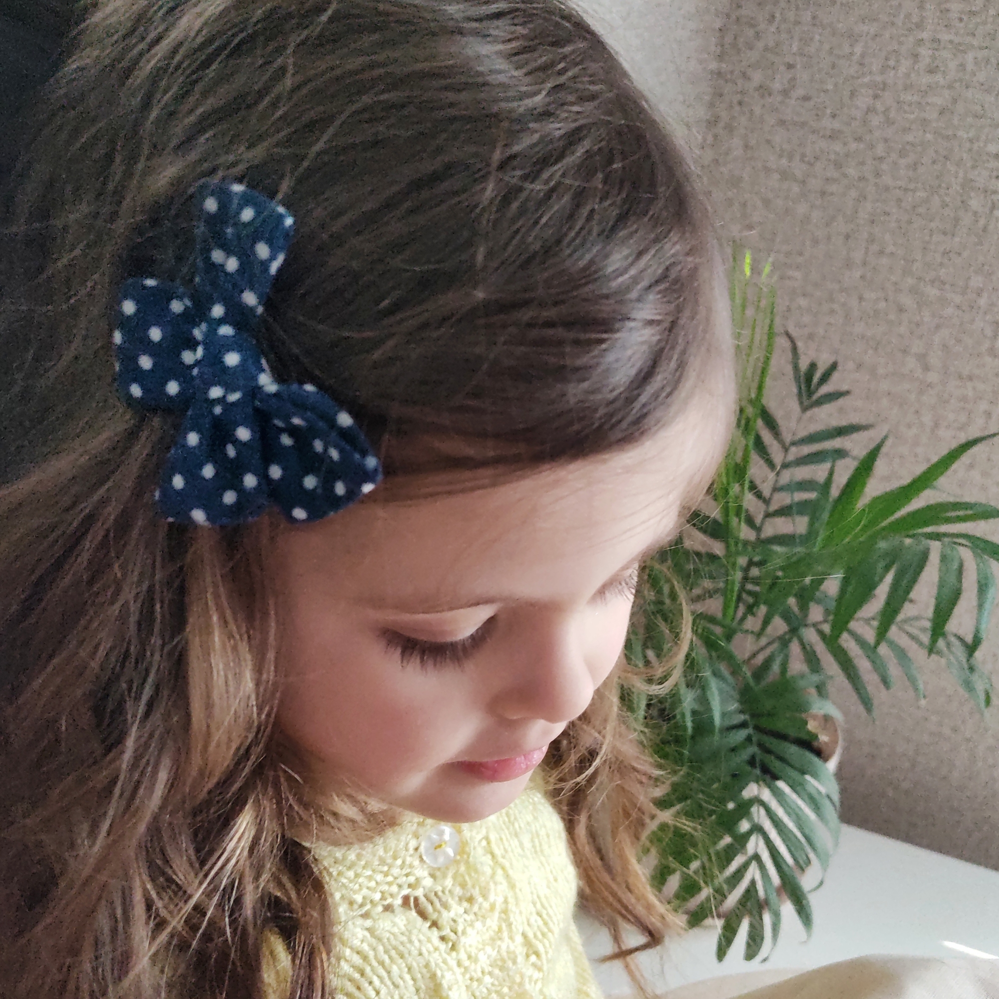 Зажим "Хлопковый бант" цвет темно-синий горошек