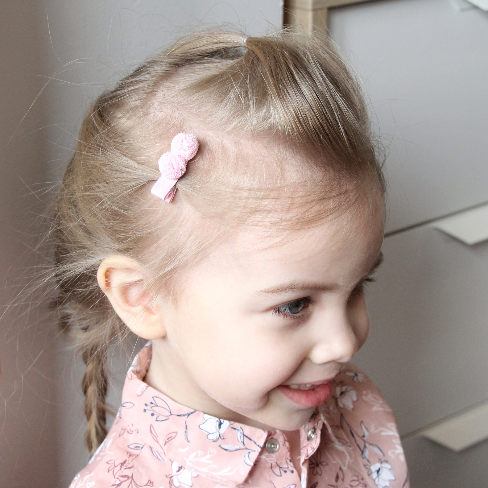 Заколка-зажим "Помпоны" розовый