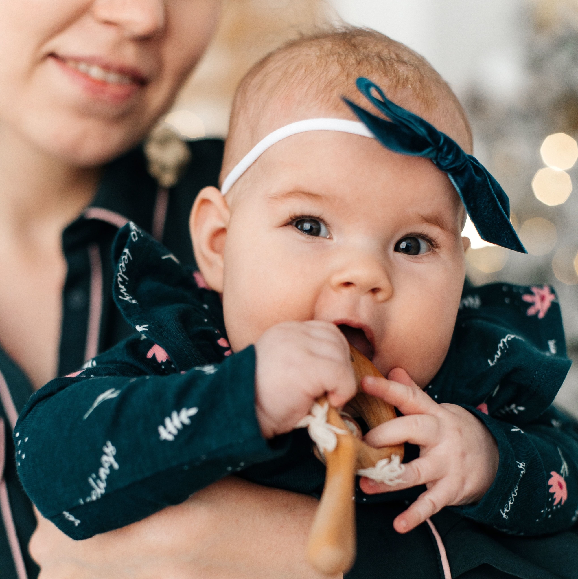 Повязка на голову "Бархатный бантик" изумрудный