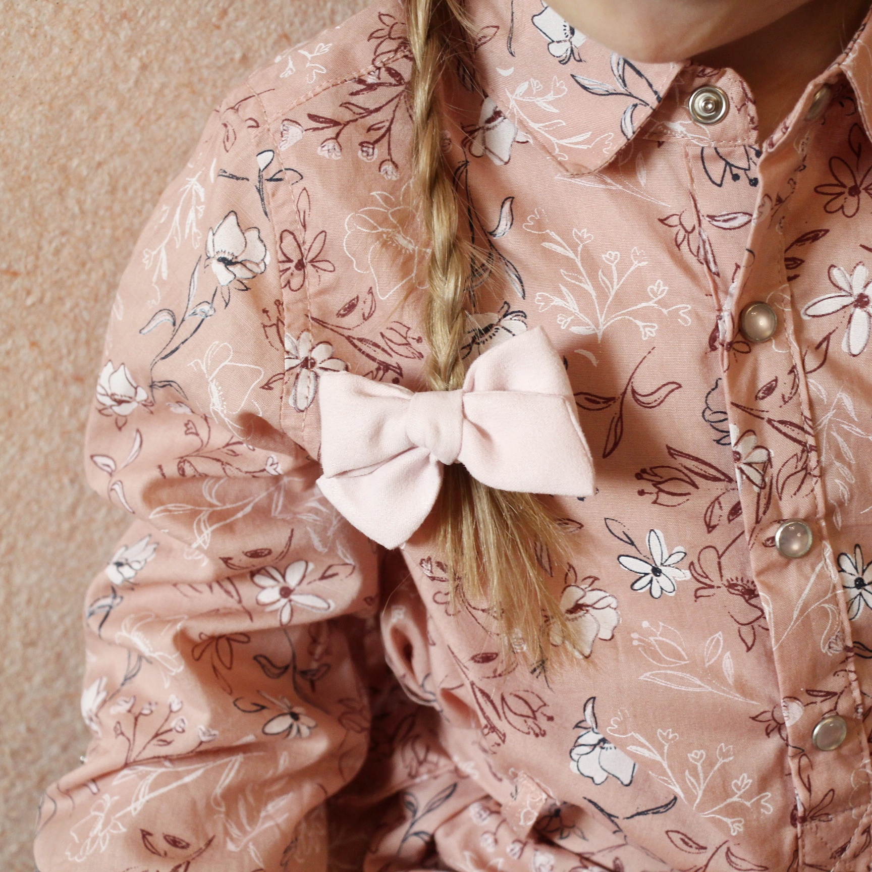 Заколка-зажим "Замшевый бантик" светло-розовый