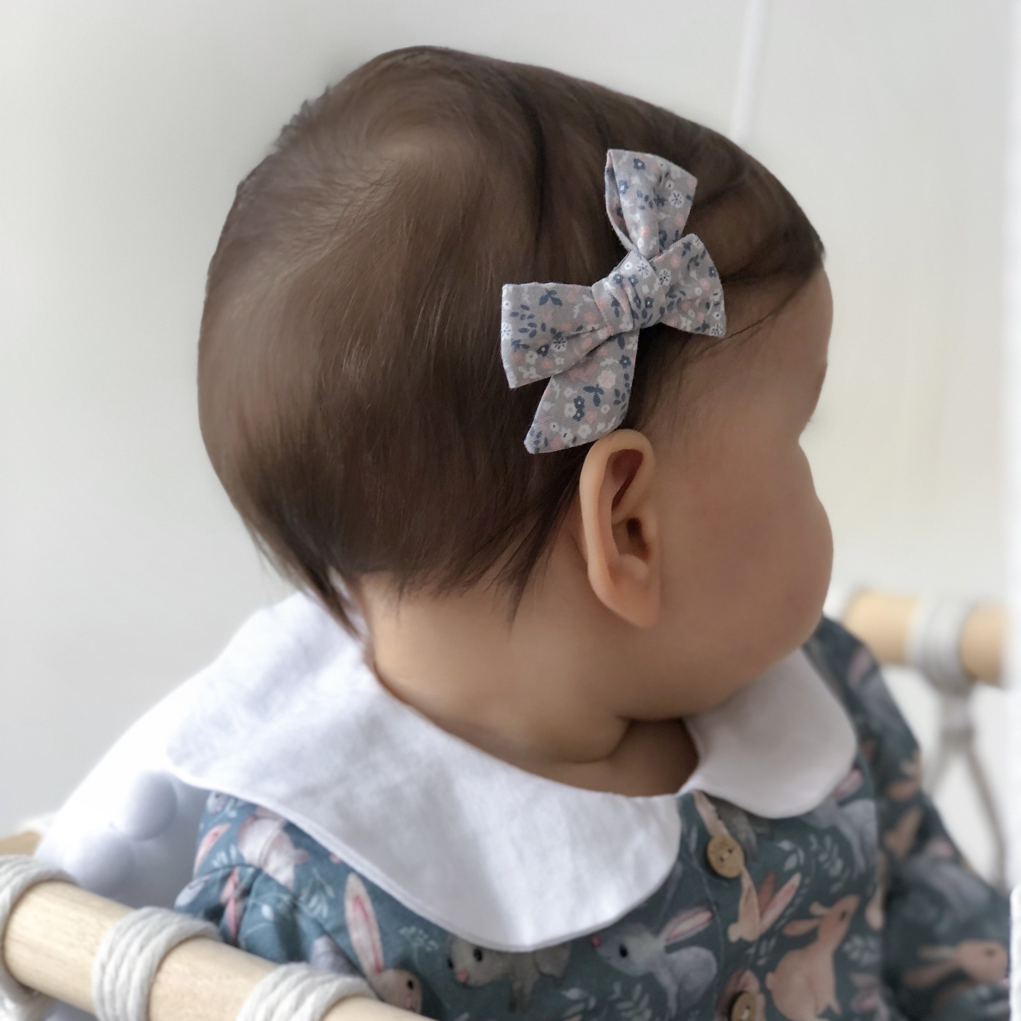 Заколка-зажим "Хлопковый бант" серый с мелкими цветами