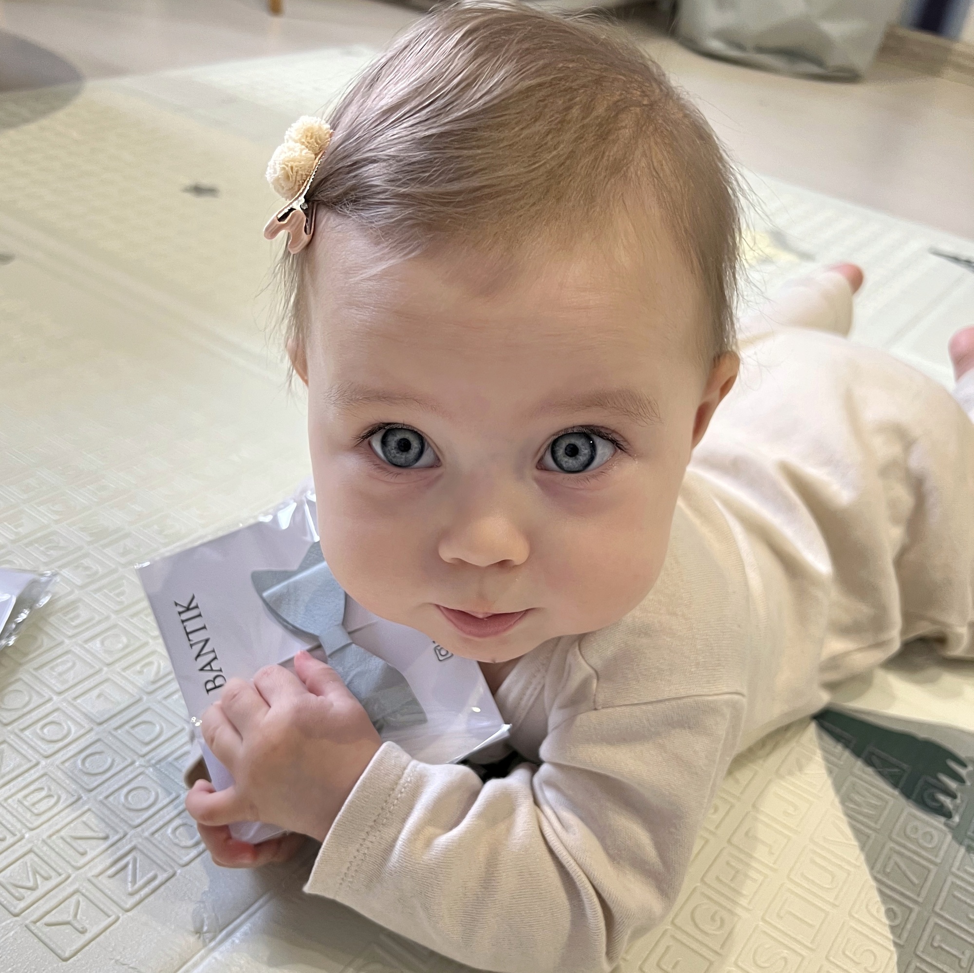 Заколка-зажим "Помпоны" ванильный