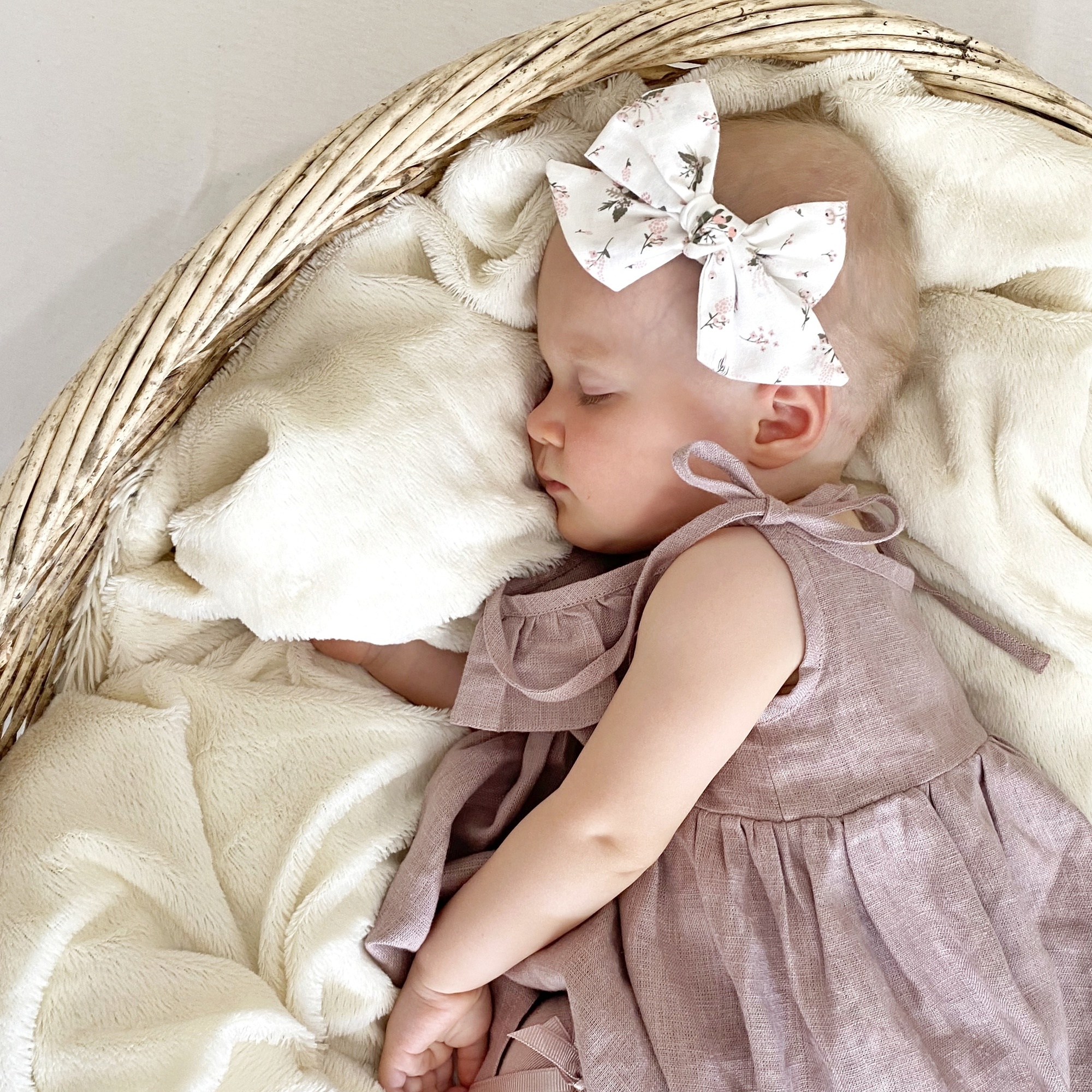 Заколка-зажим "Хлопковый бант" белый с цветами