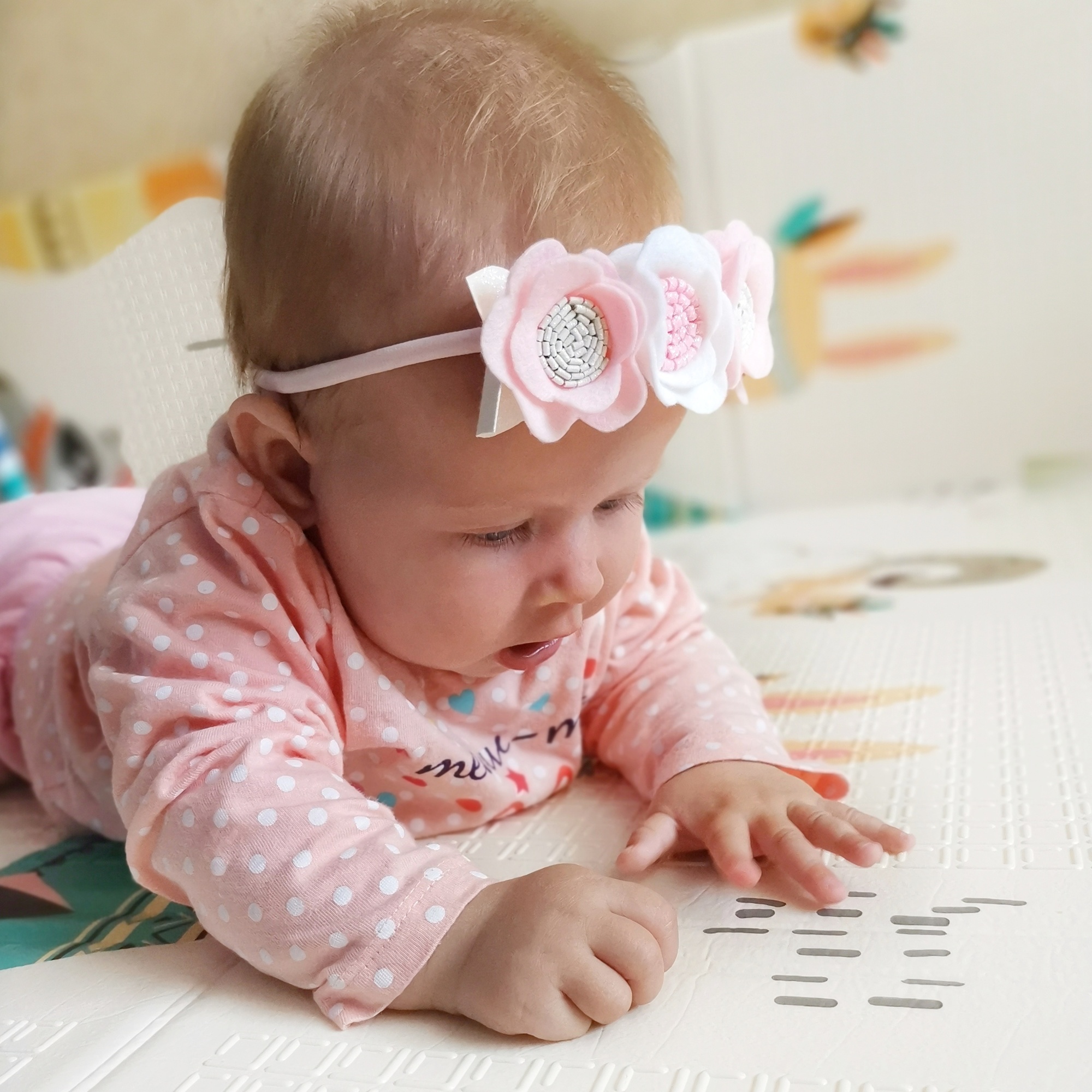 Повязка на голову "Фетровые цветы" белый с розовым