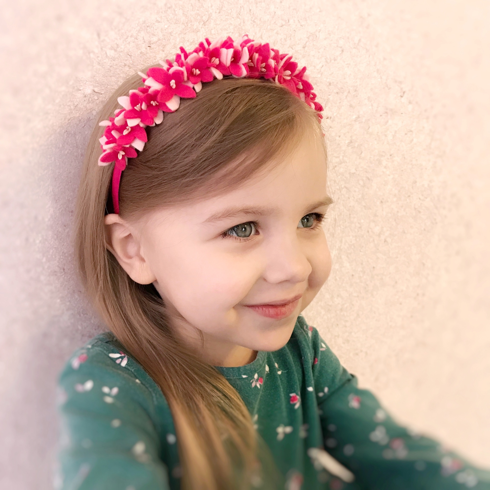 Ободок "Фетровые цветы" ярко-розовый