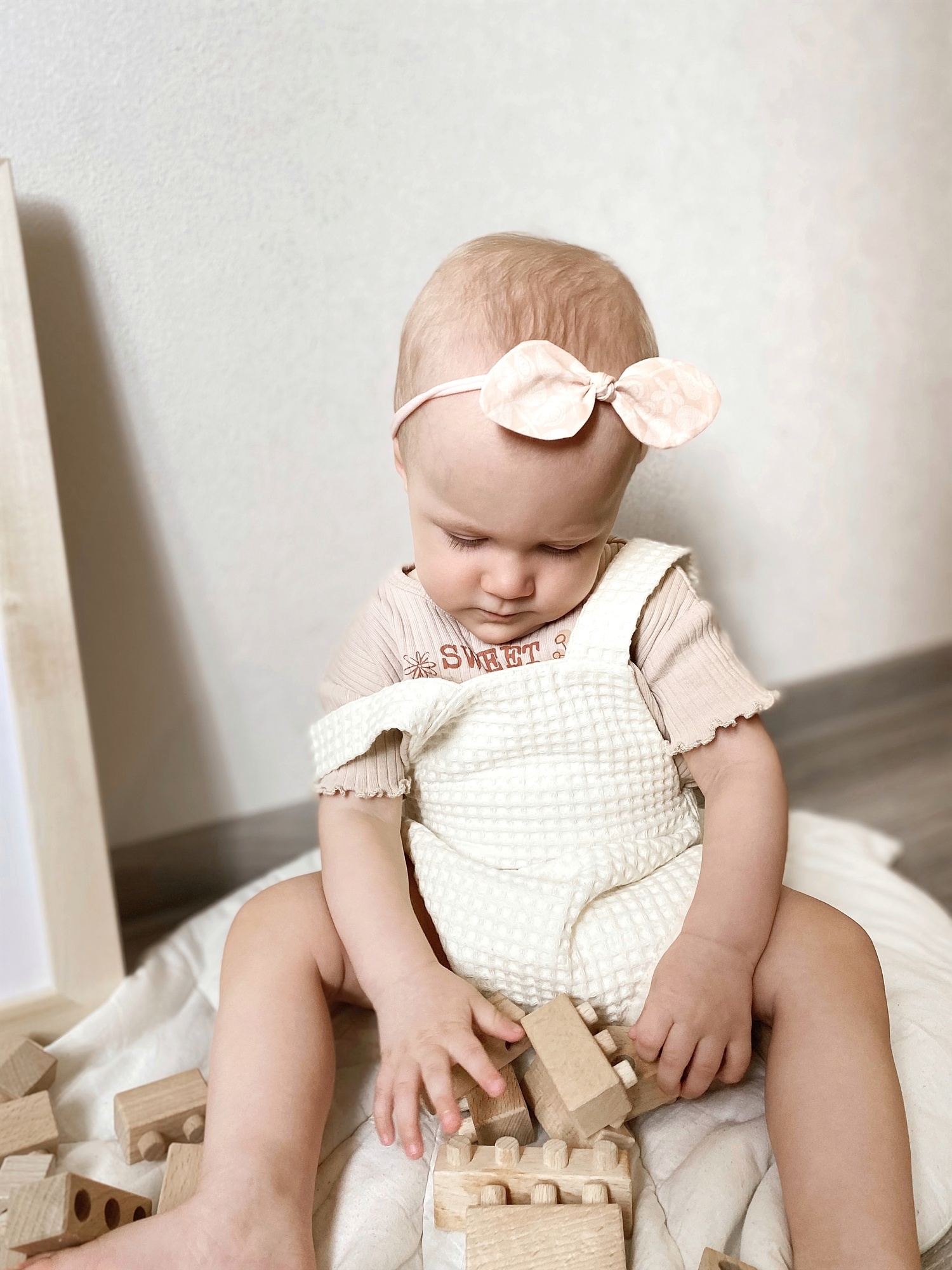 Повязка на голову "Солоха" пудровый с белым узором