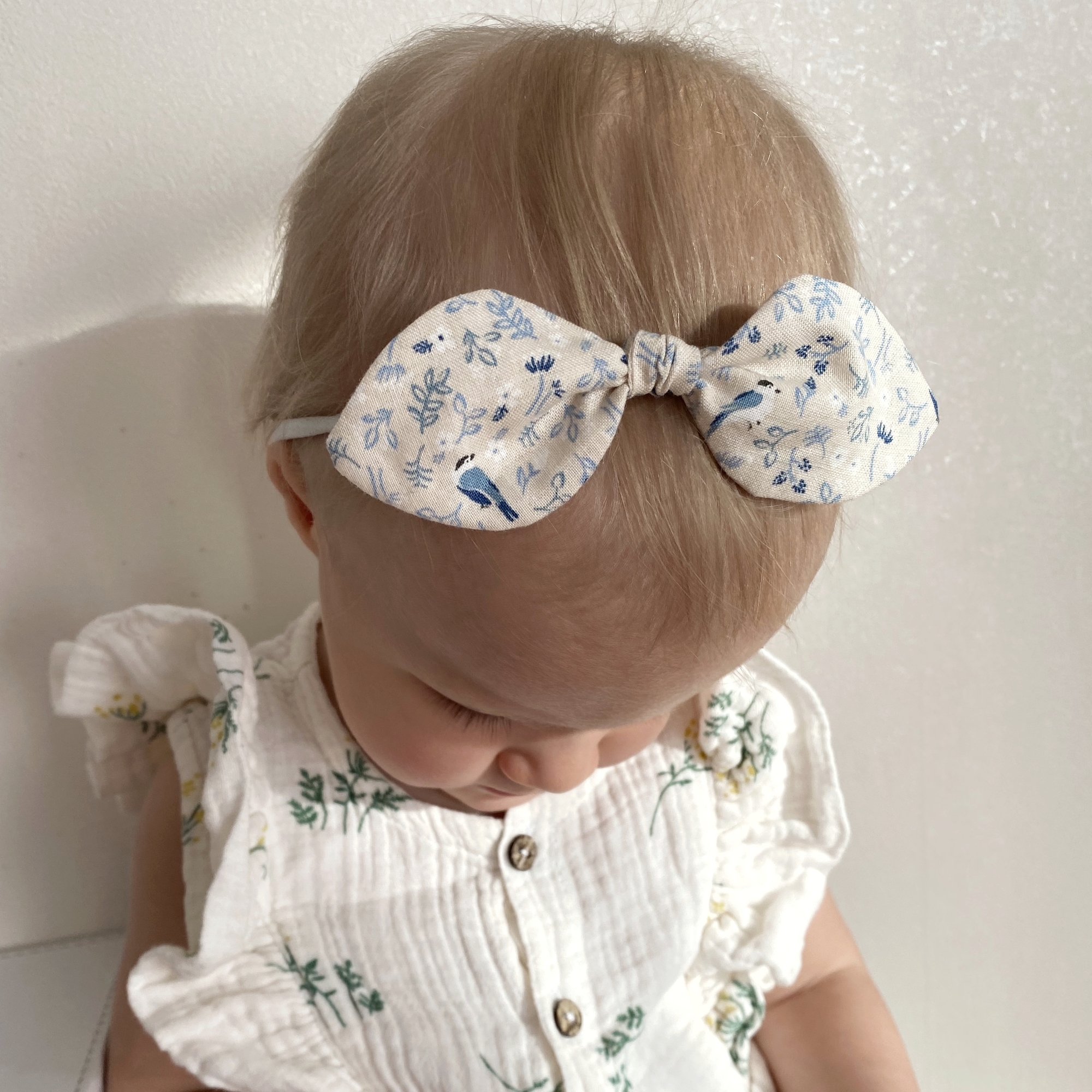 Повязка на голову "Солоха" бежевый с голубыми птицами