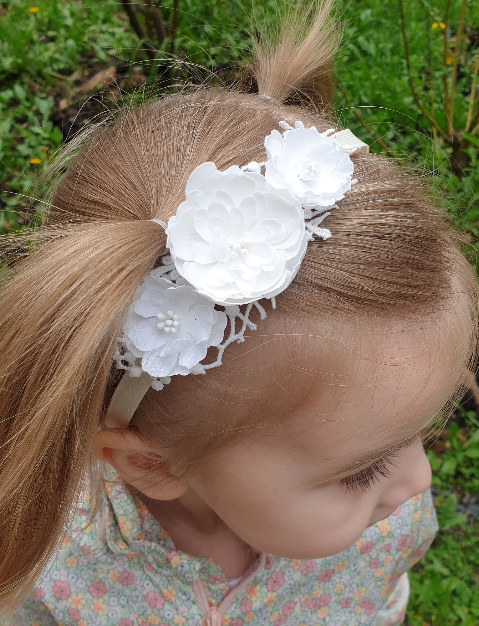 Ободок "Нежные цветы" белый