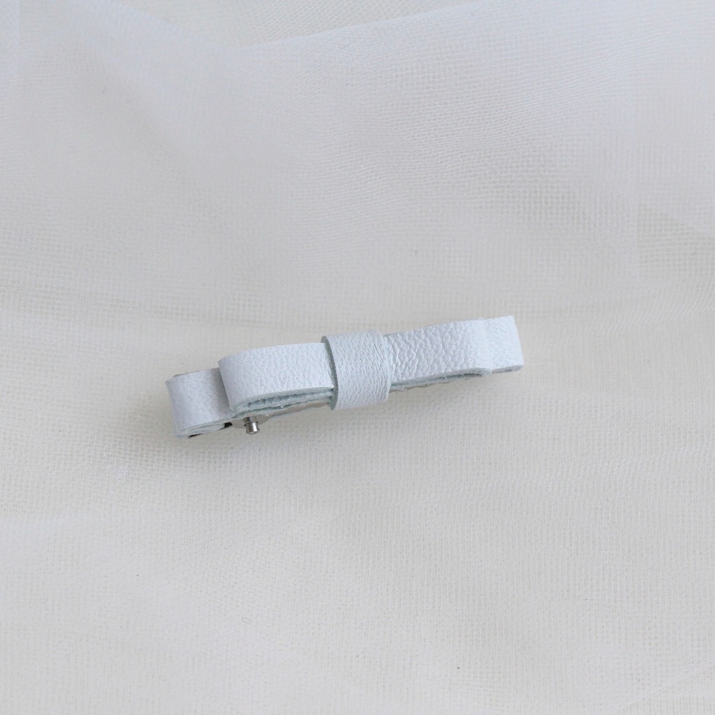 Заколка-зажим "Кожаный бантик" белый