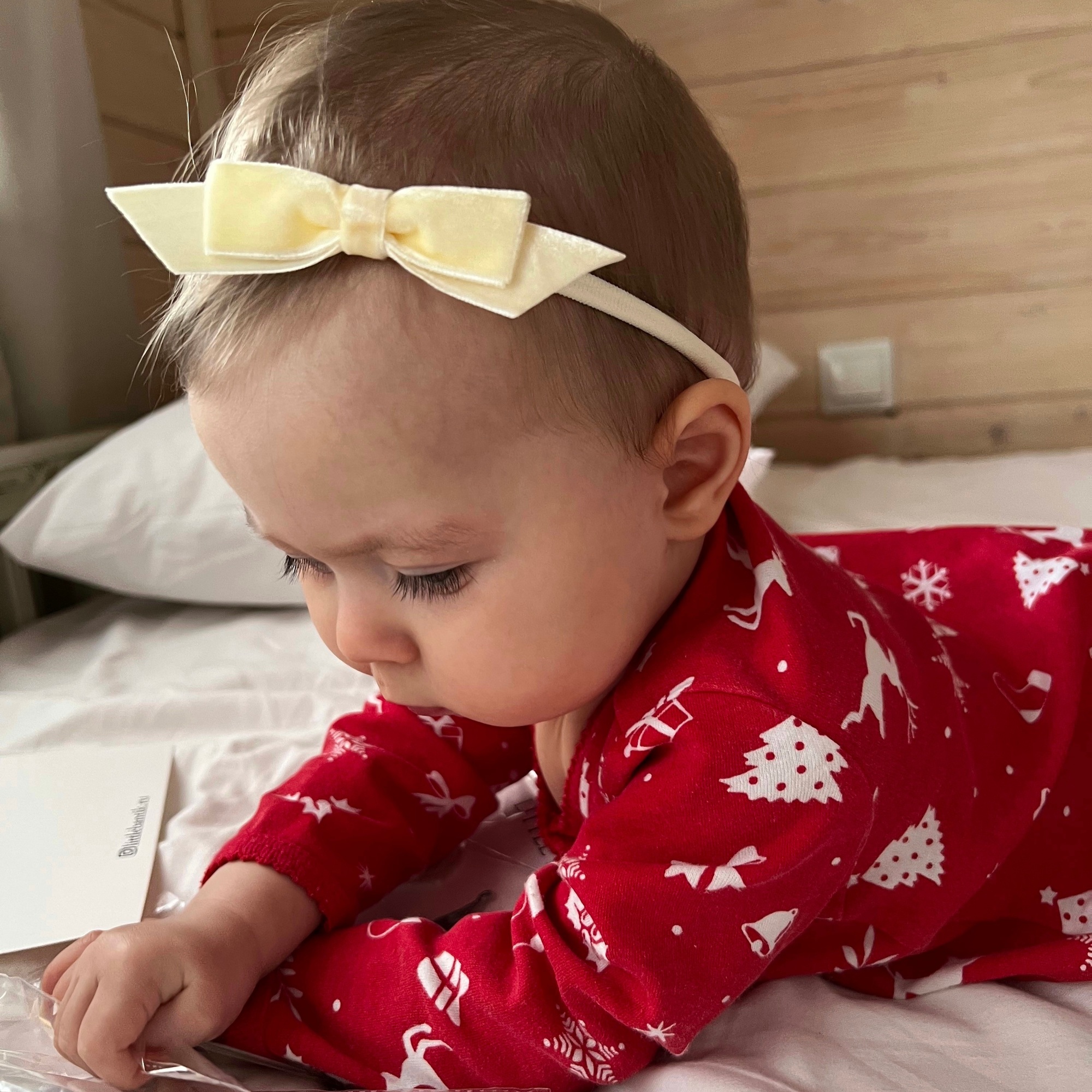 Повязка на голову "Бархатный бантик" ванильный