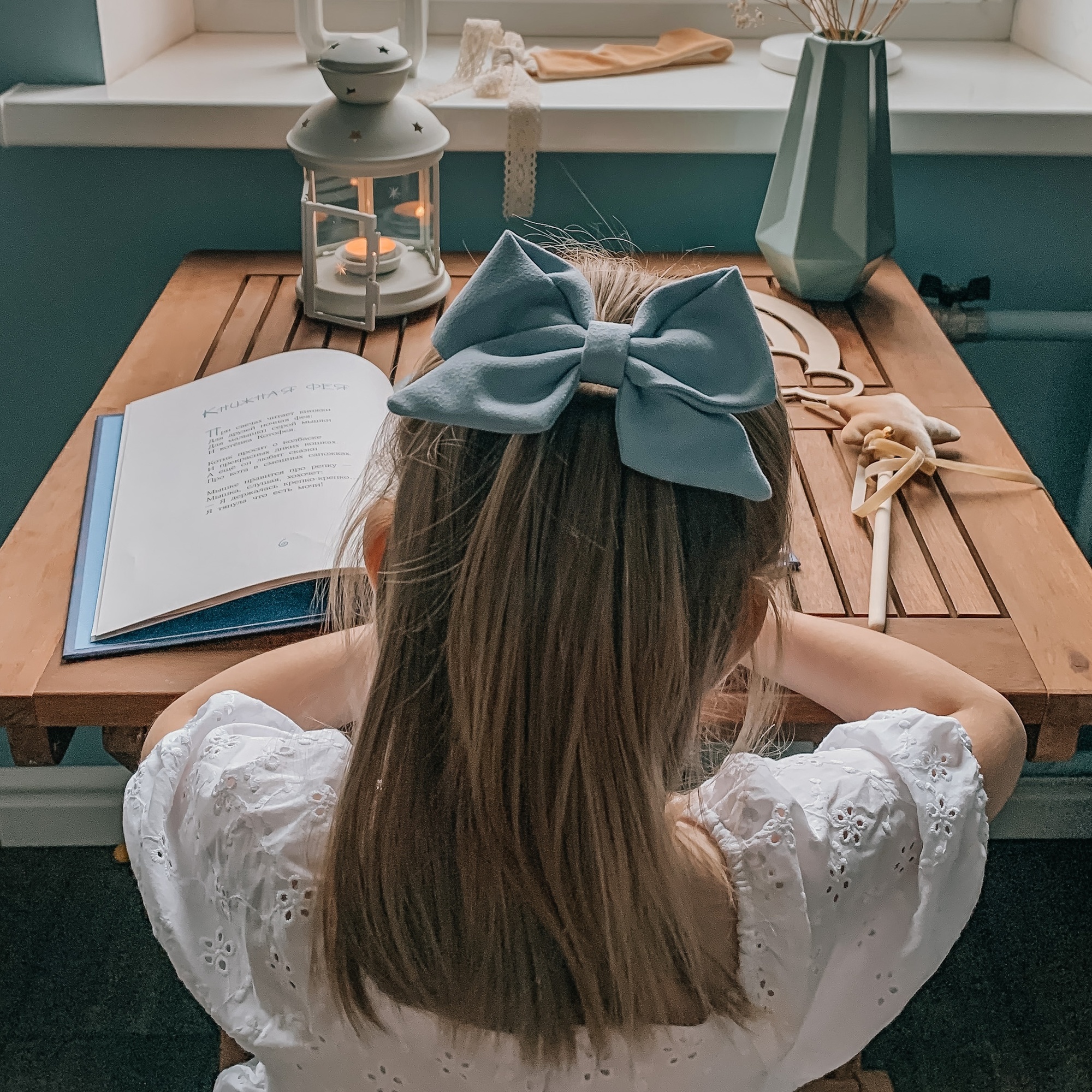 Заколка-автомат "Замшевый бант" серо-голубой