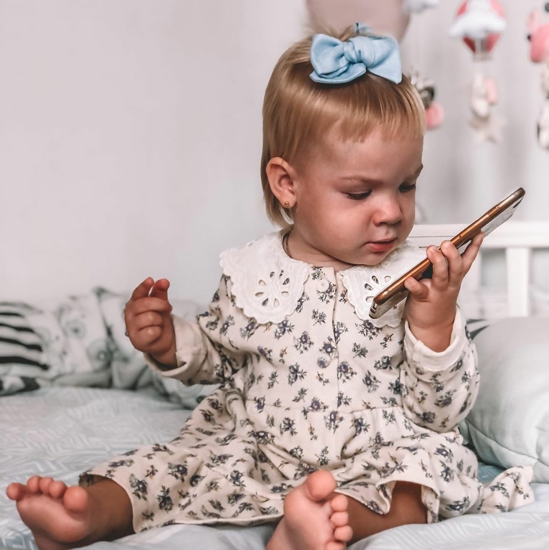 Заколка-зажим "Замшевый бантик" серо-голубой