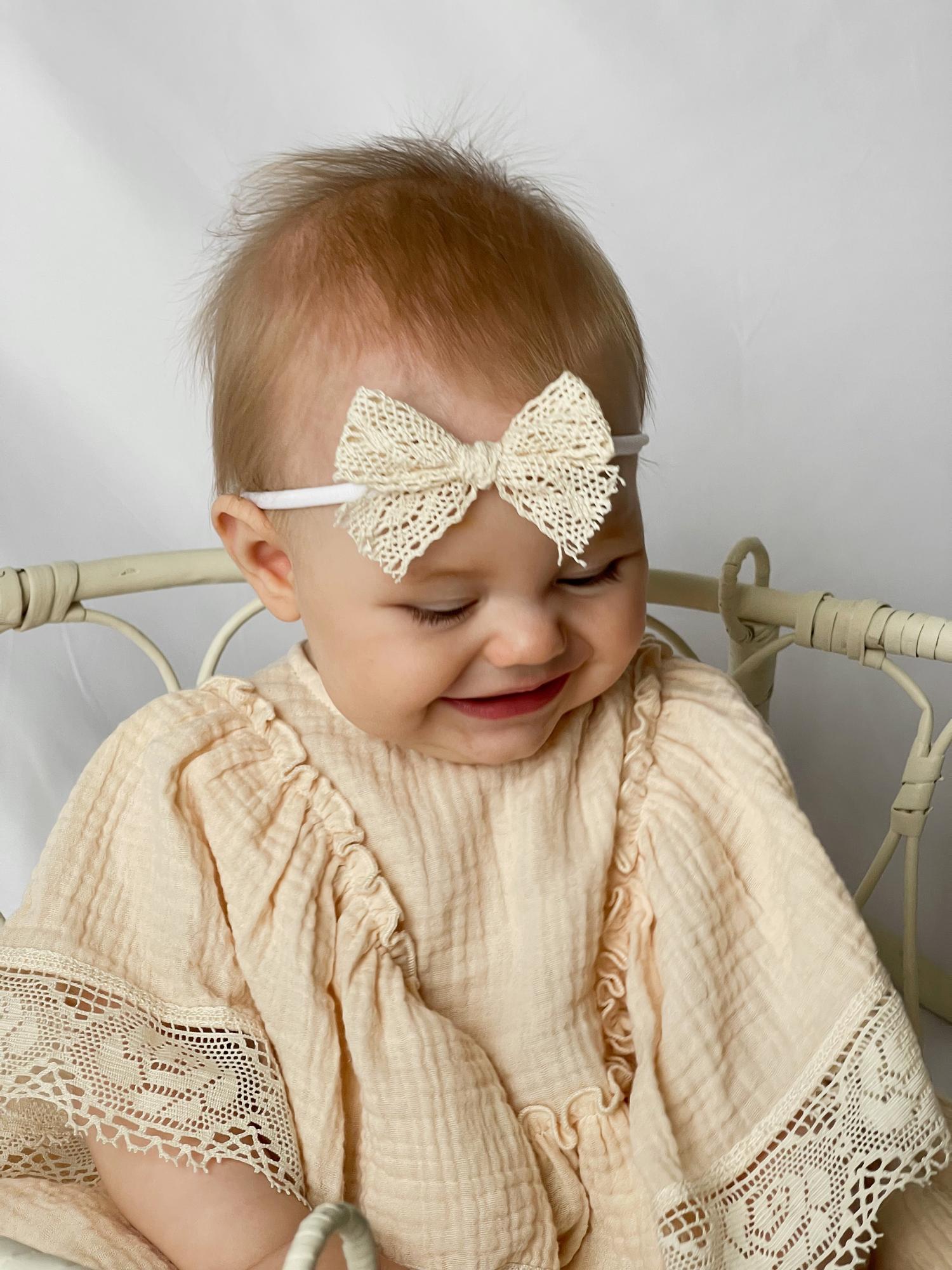 Повязка на голову "Кружевной бантик" бежевый