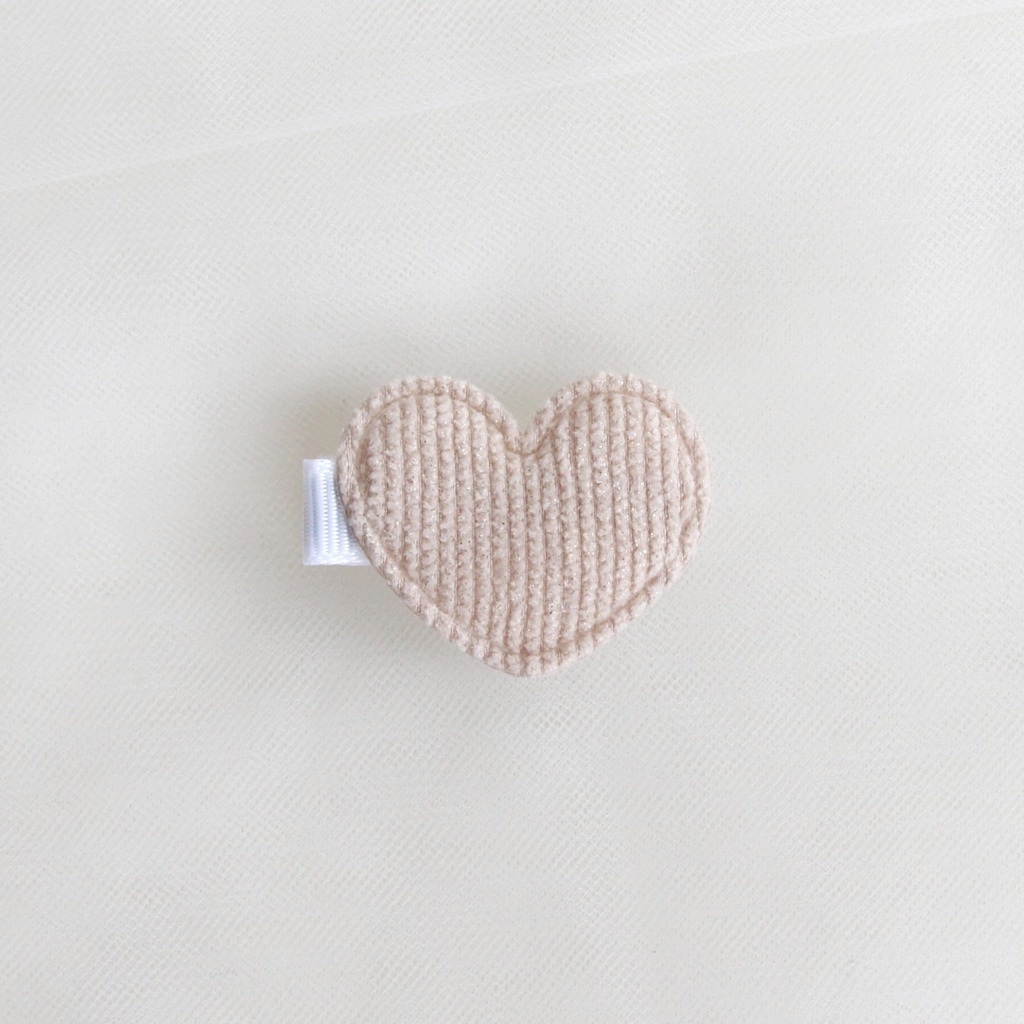 Заколка-зажим "Вельветовое сердце" бежевый