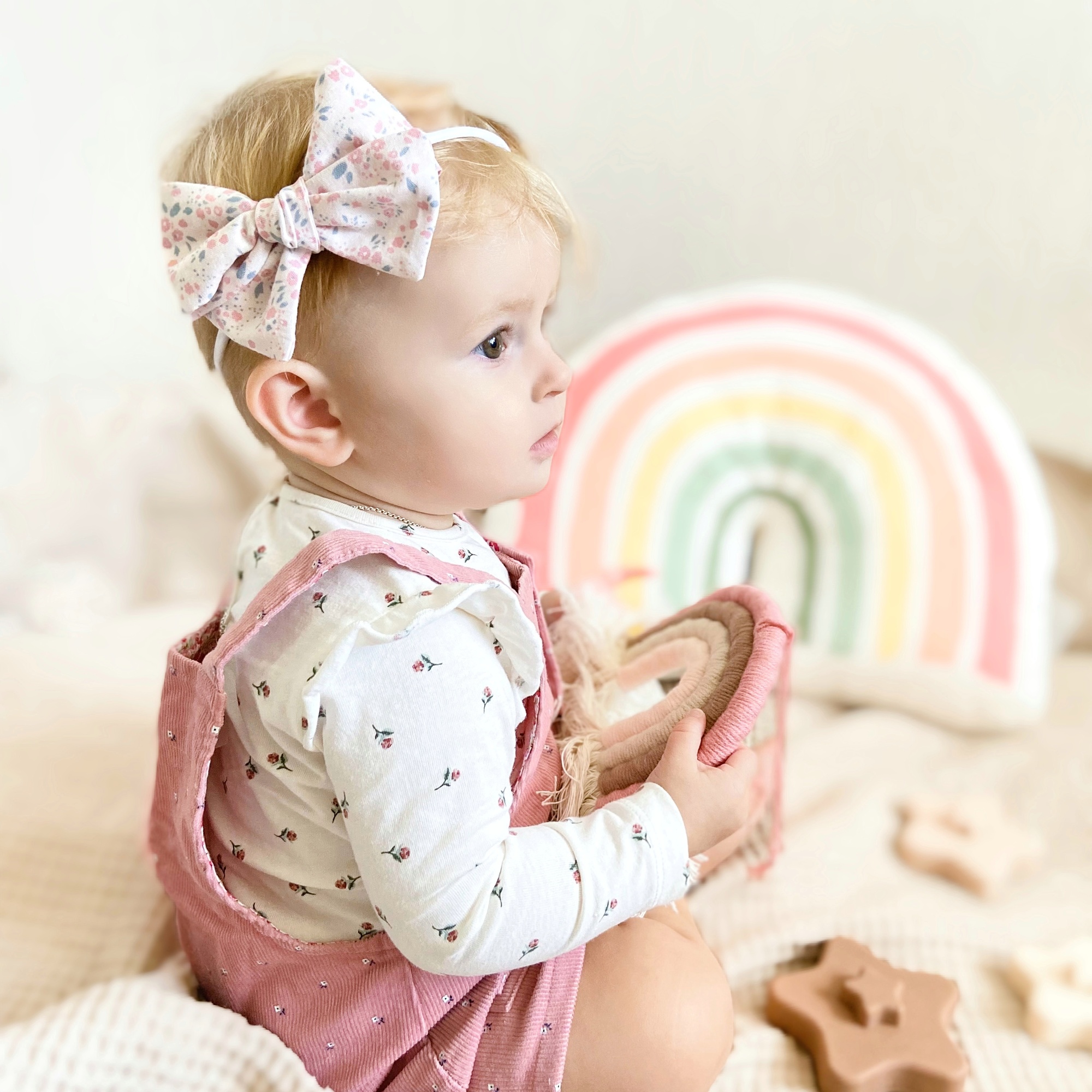 Повязка на голову "Хлопковый бант" белый с розовыми цветами