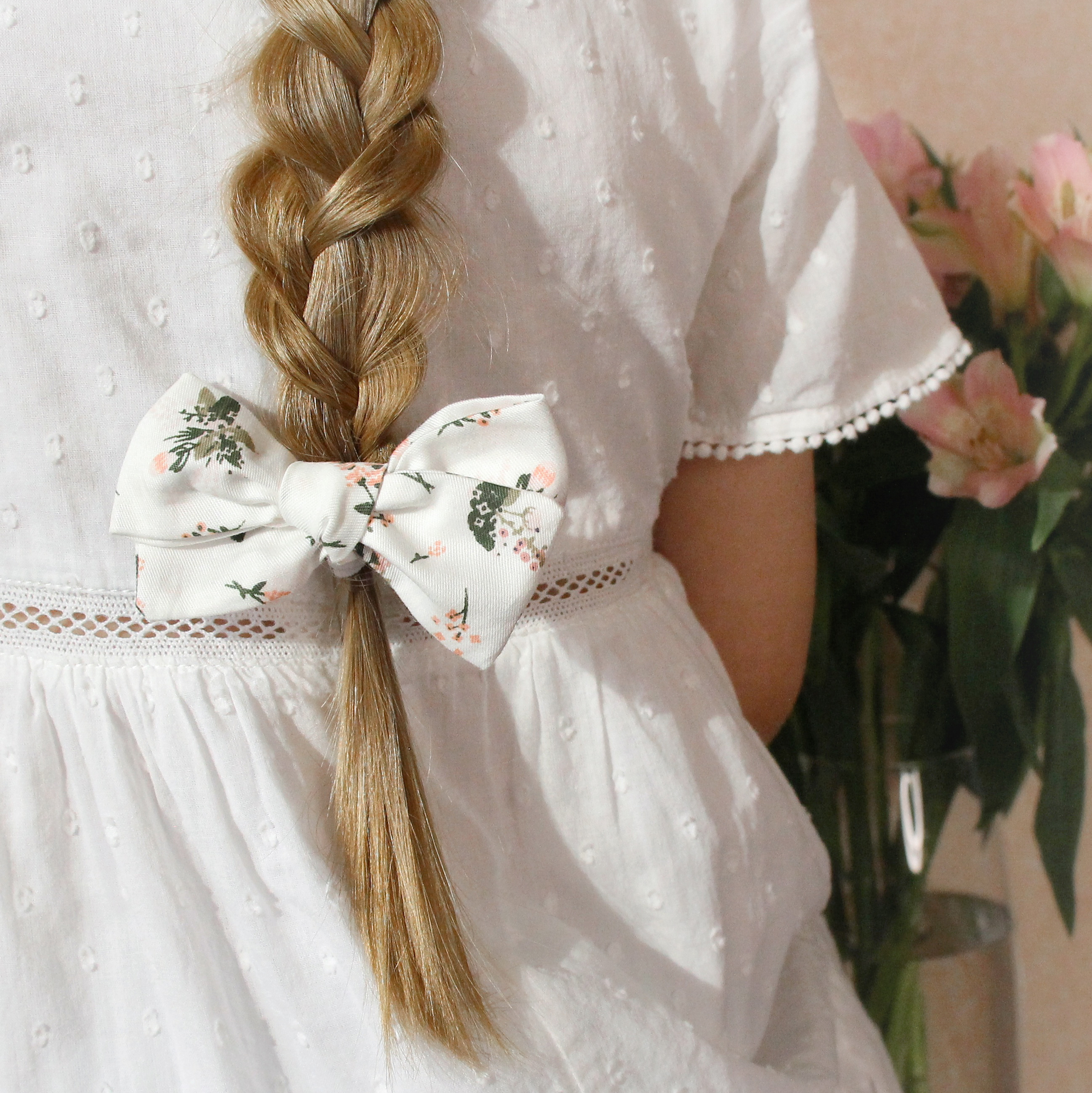 Резинка "Хлопковый бант" белый с цветами
