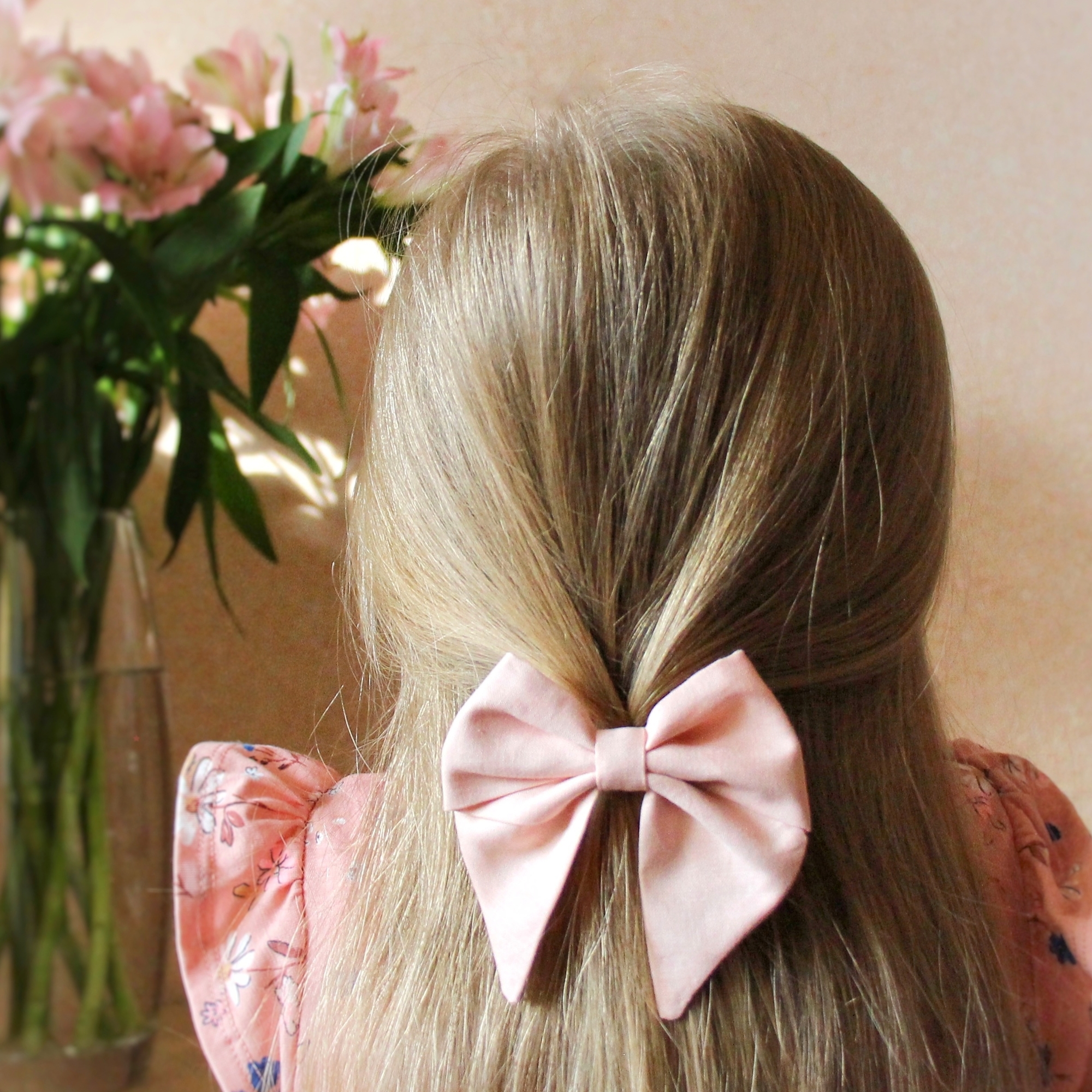 Заколка-зажим "Бант с хвостиками" светло-розовый