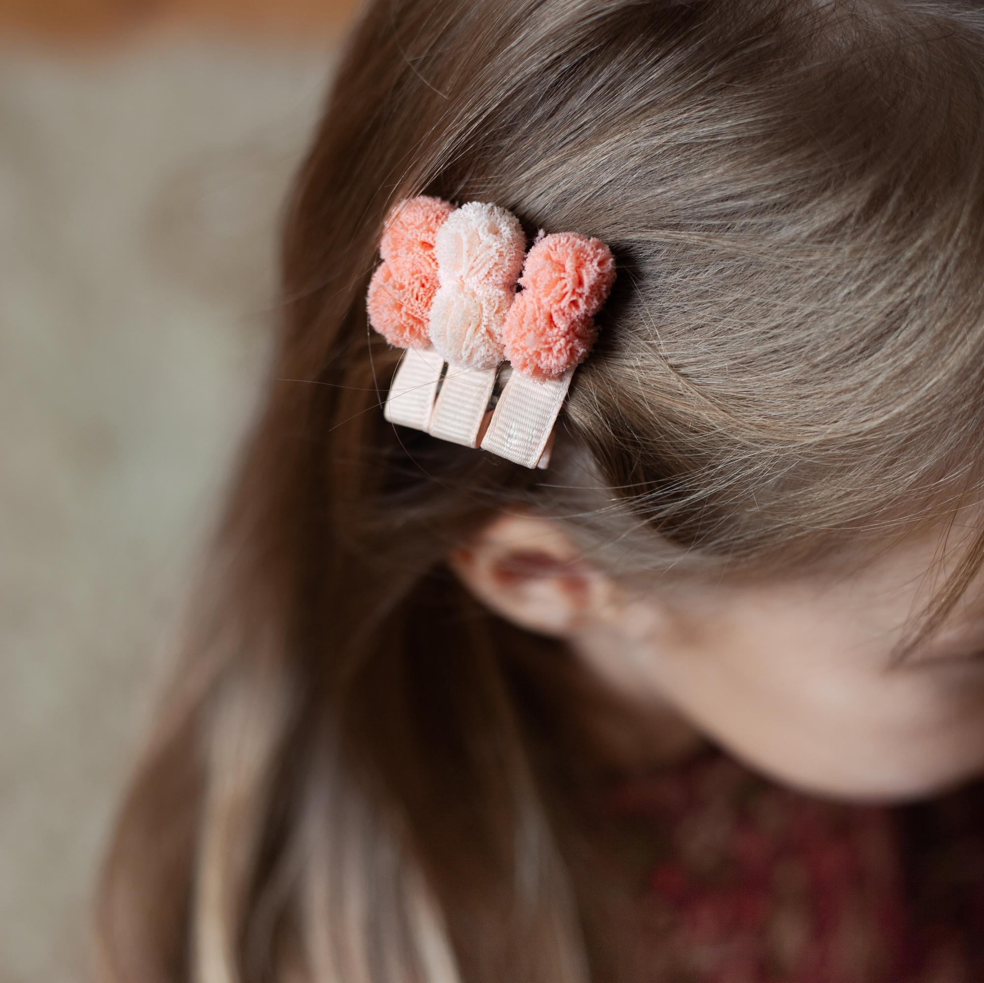 Заколка-зажим "Помпоны" персиковый