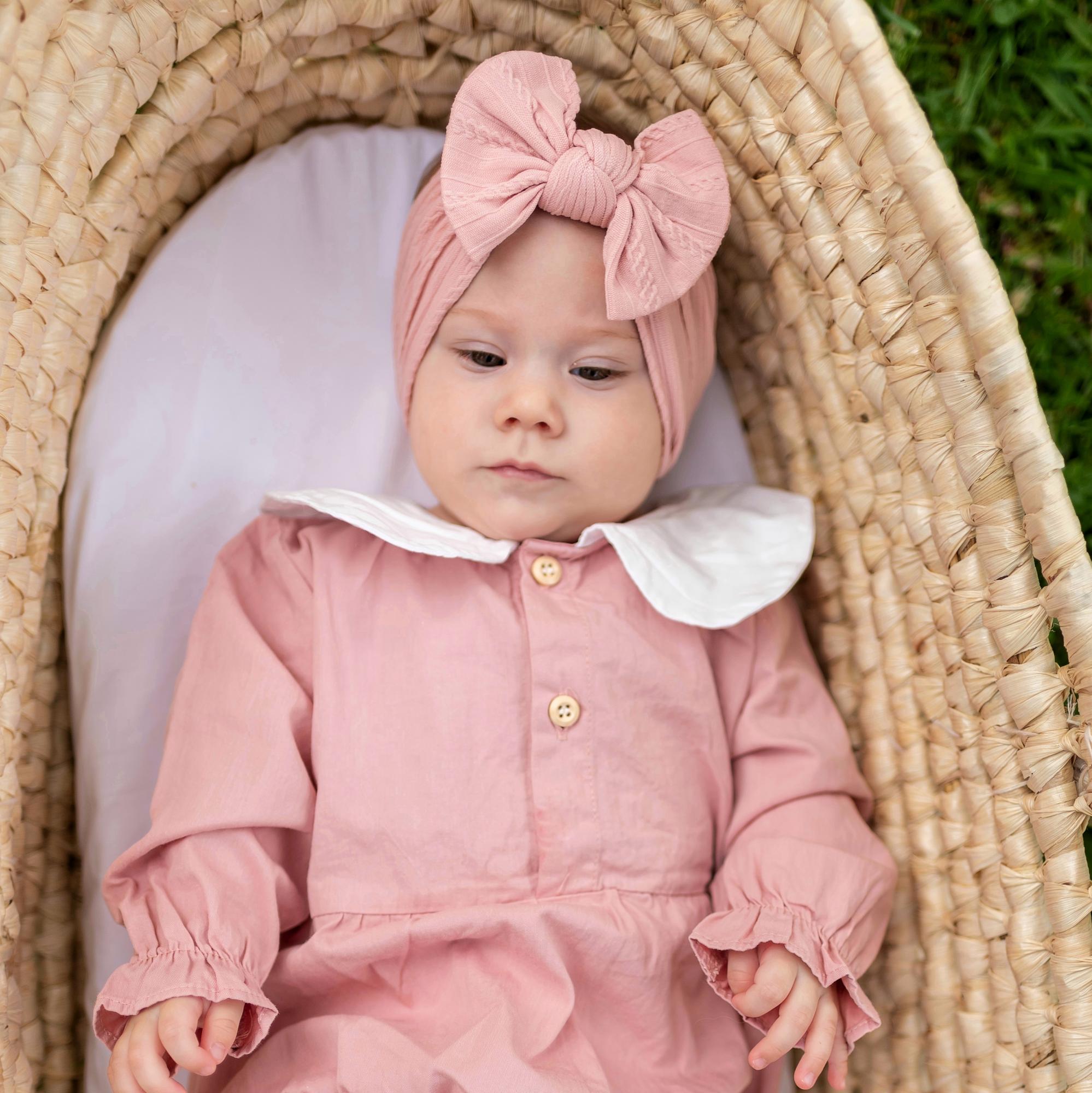 Повязка на голову "Широкий бант c узором" бледно-розовый