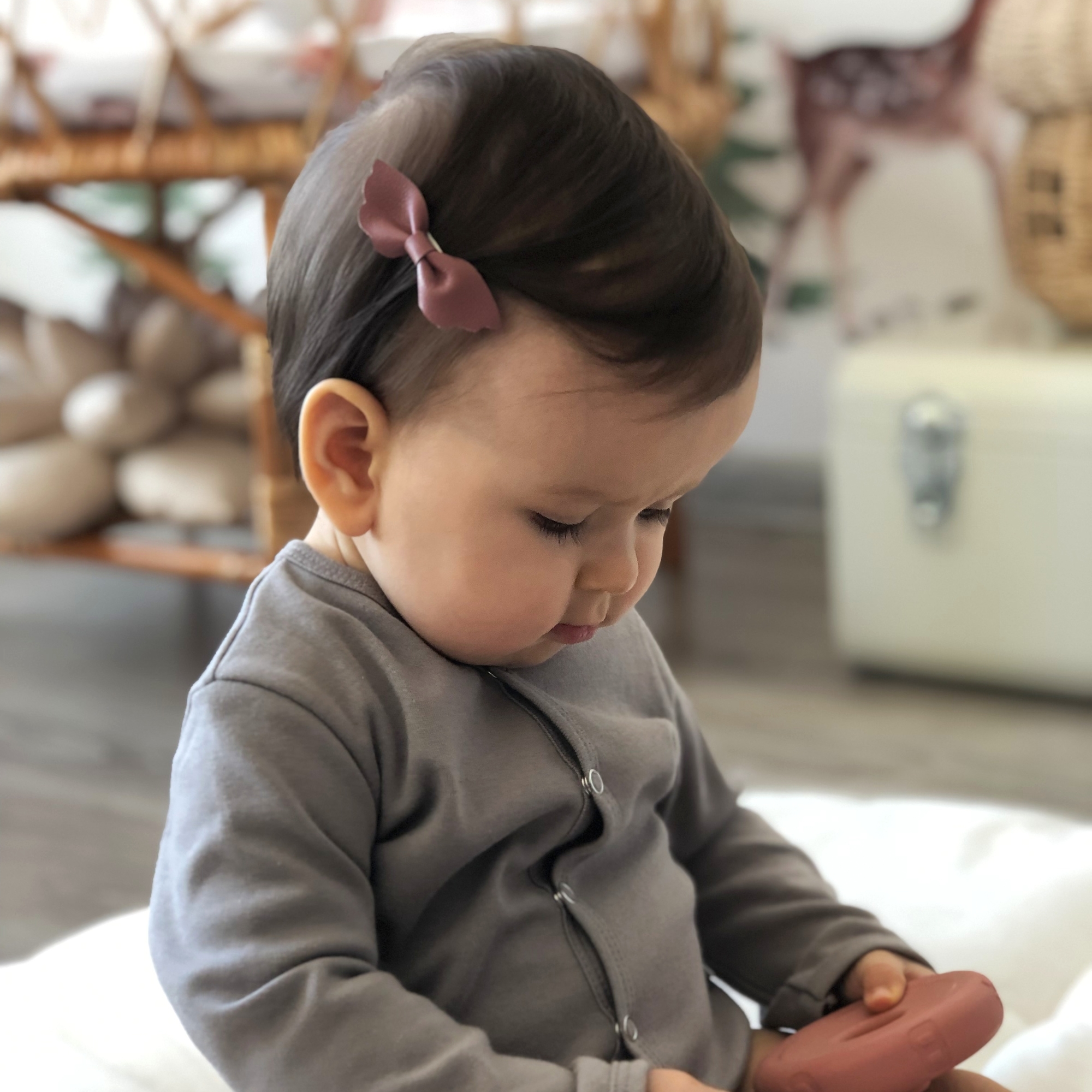 Заколка-зажим "Кожаный бантик-крылья" грязно-розовый