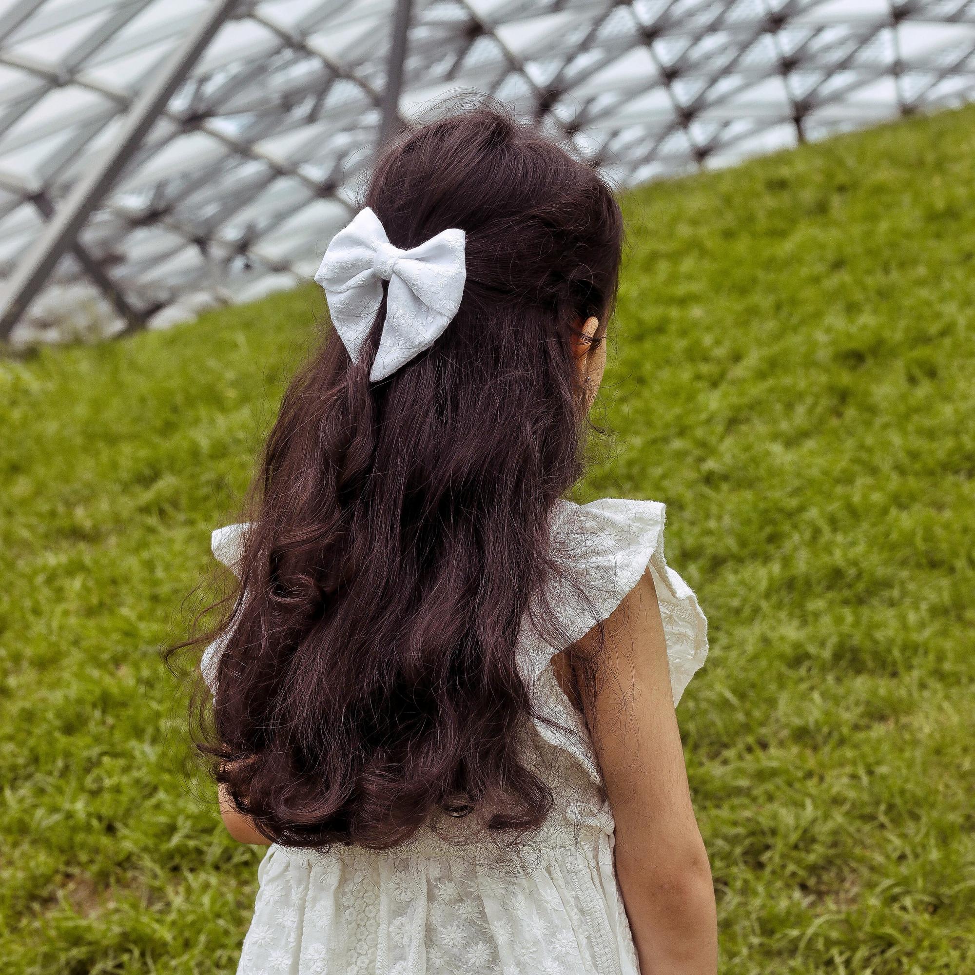 Заколка-зажим "Бант с хвостиками" белый с вышивкой