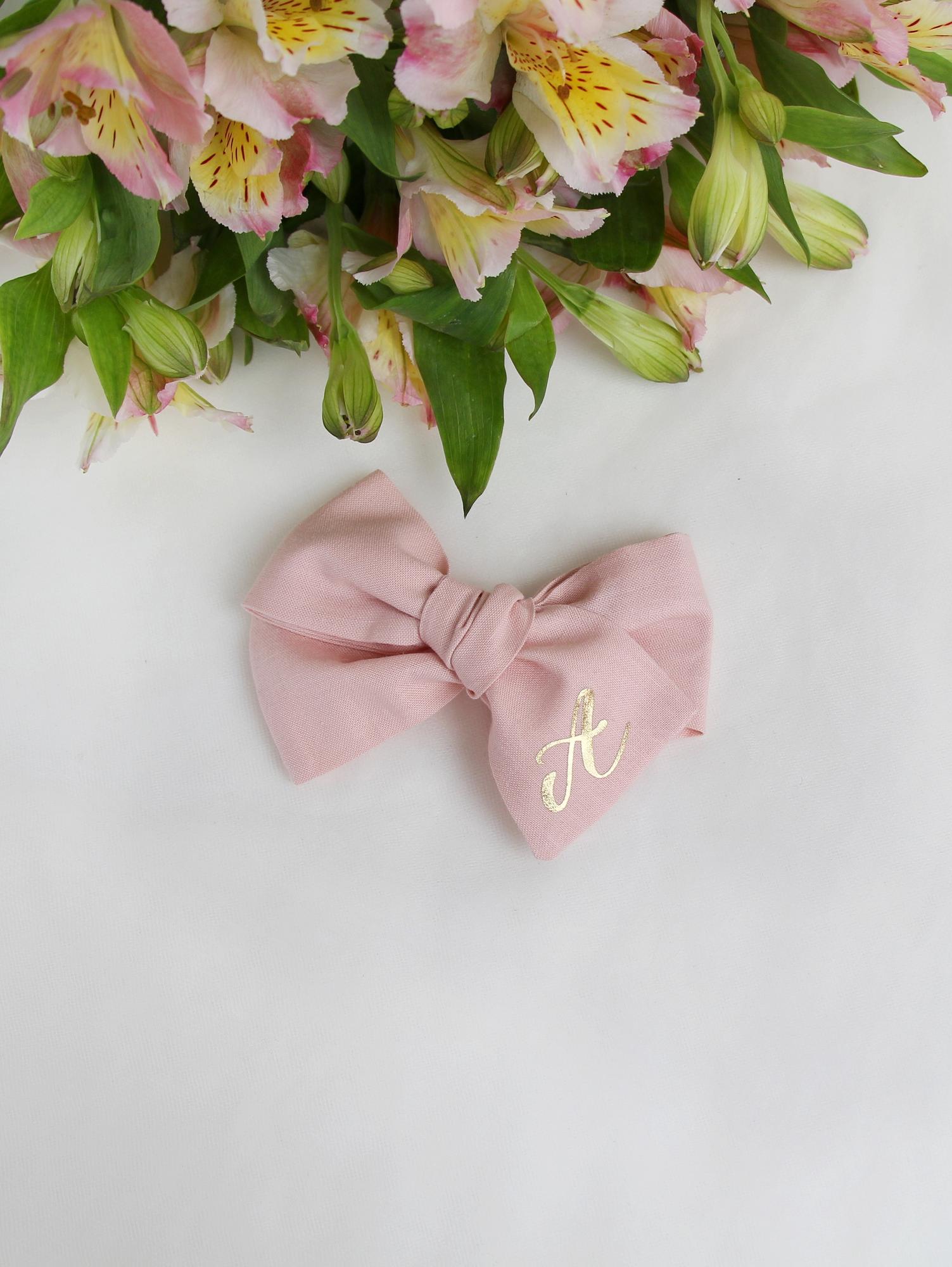 Заколка-зажим "Бант с буквой" светло-розовый