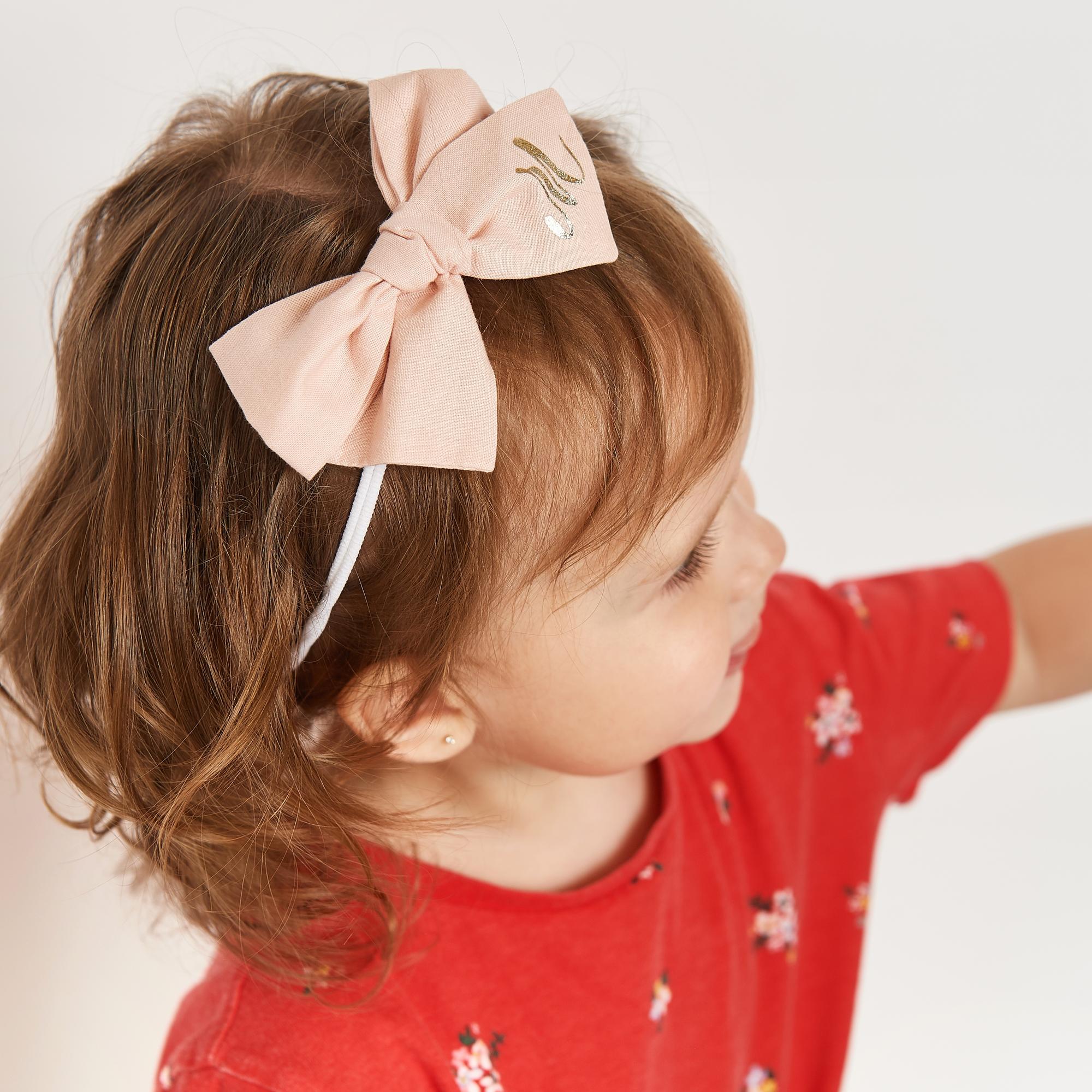 Повязка на голову "Бант с буквой" светло-розовый