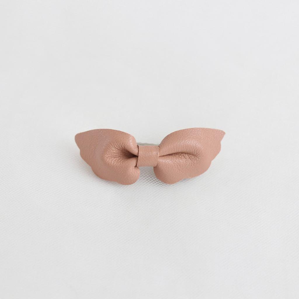 Заколка-зажим "Кожаный бантик-крылья" бежевый