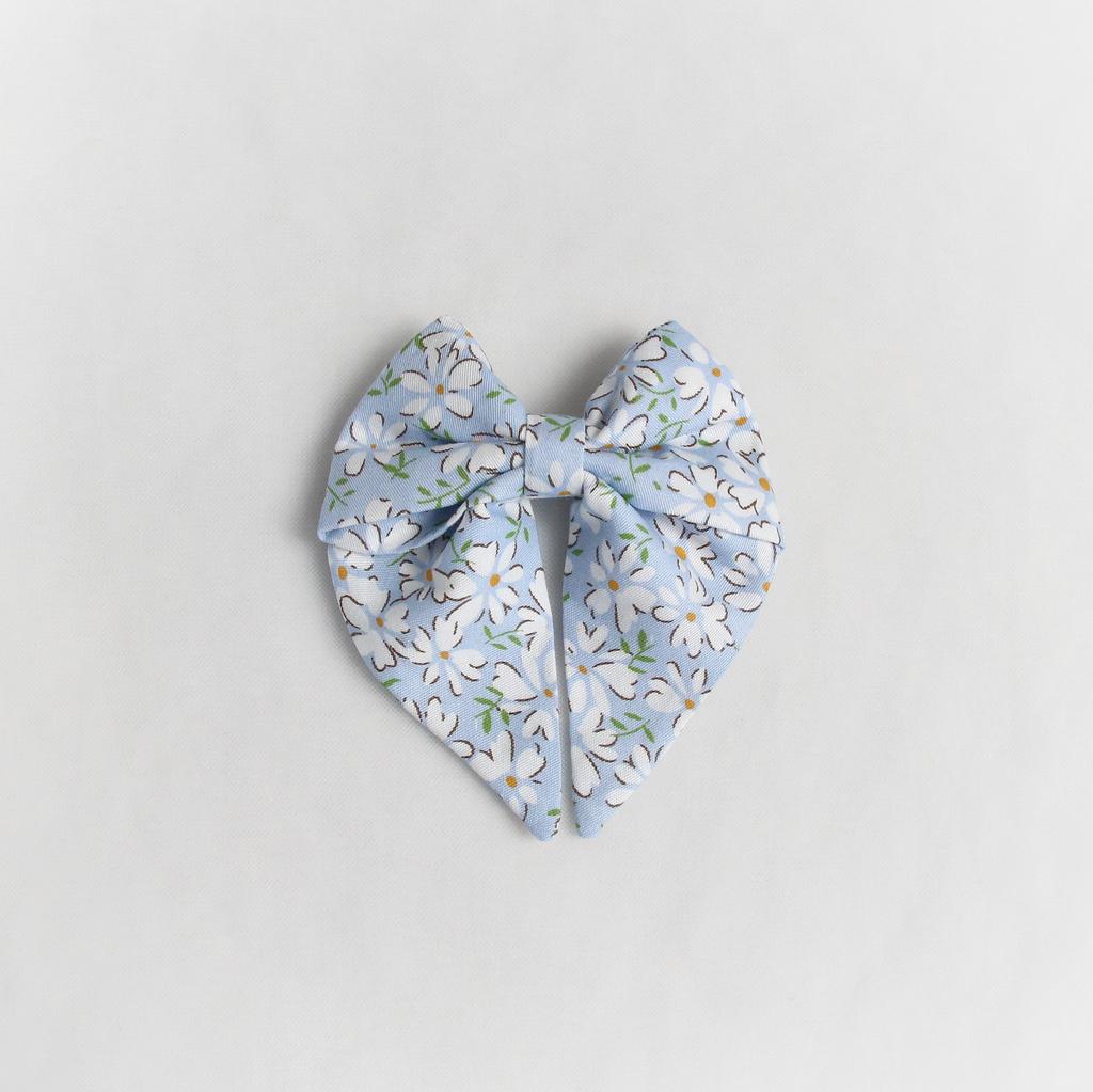 Заколка-автомат "Бант с хвостиками" ромашки на голубом