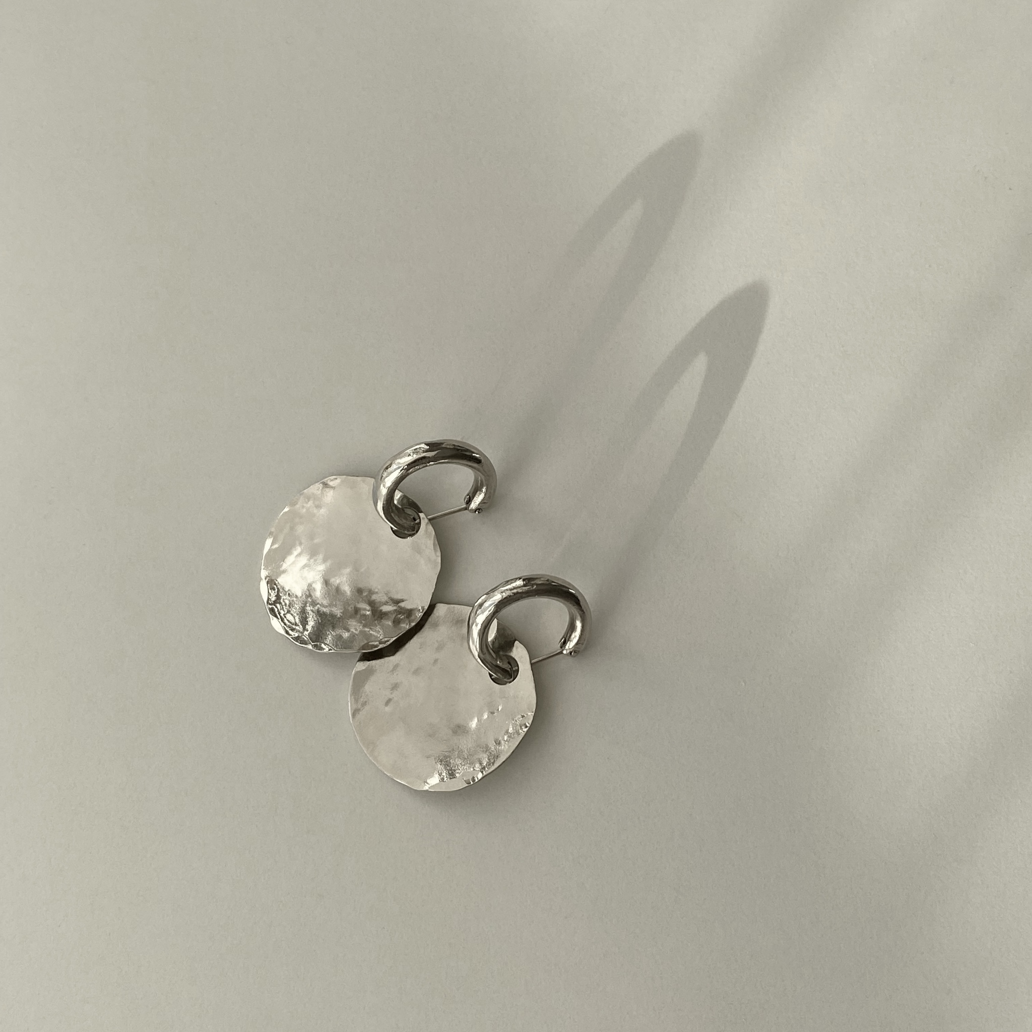 Серьги-кольца из мельхиора с чеканным кругом