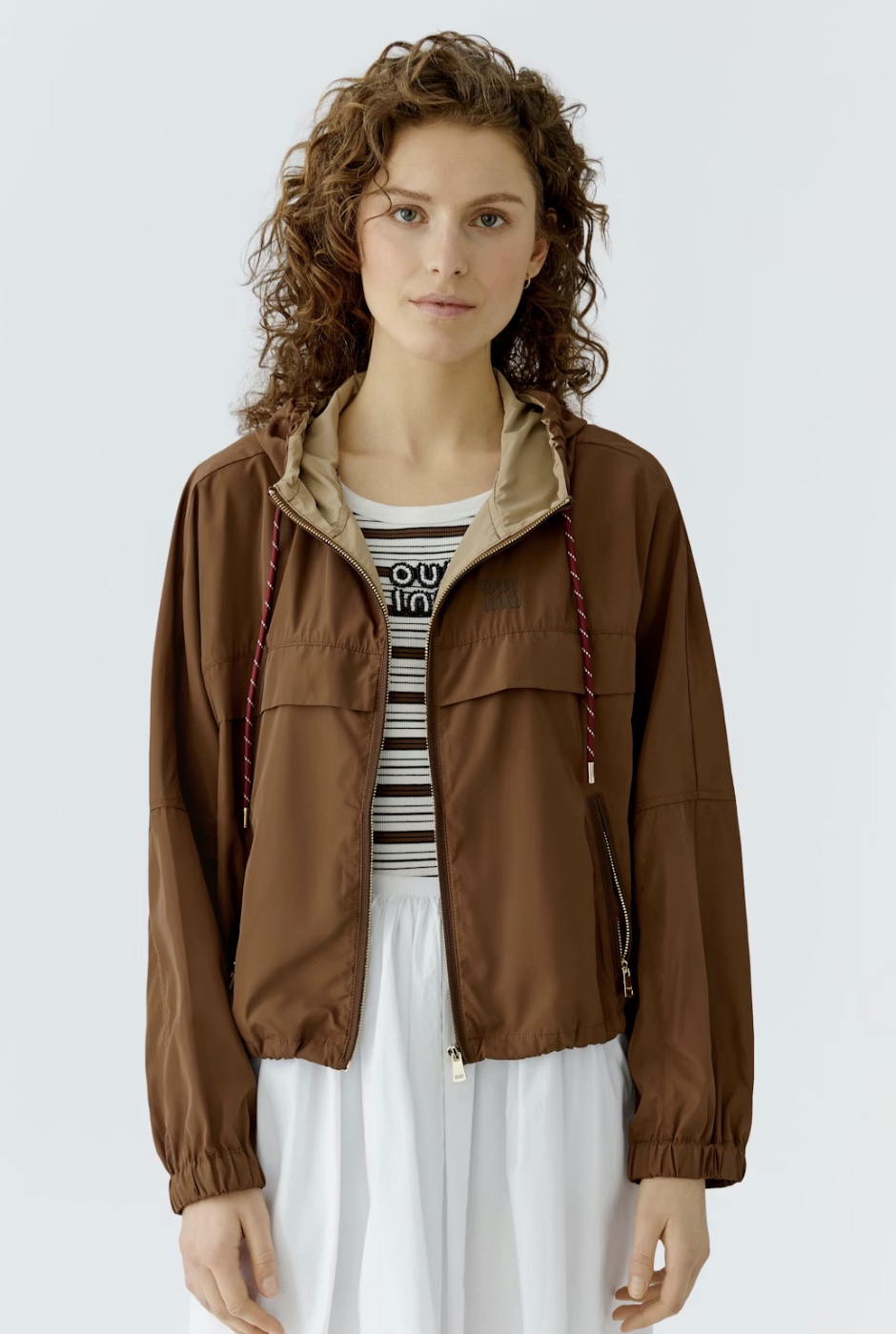Ветровка коричневая капюшон