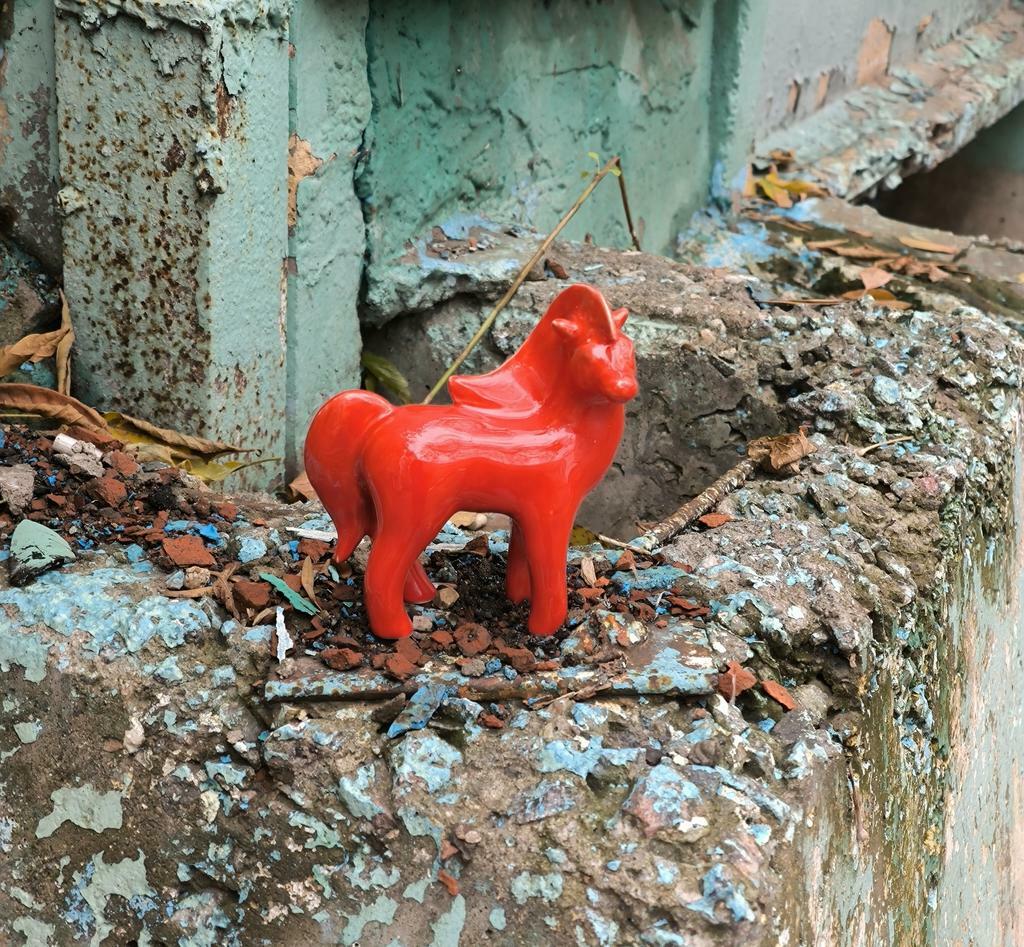 Конь красный