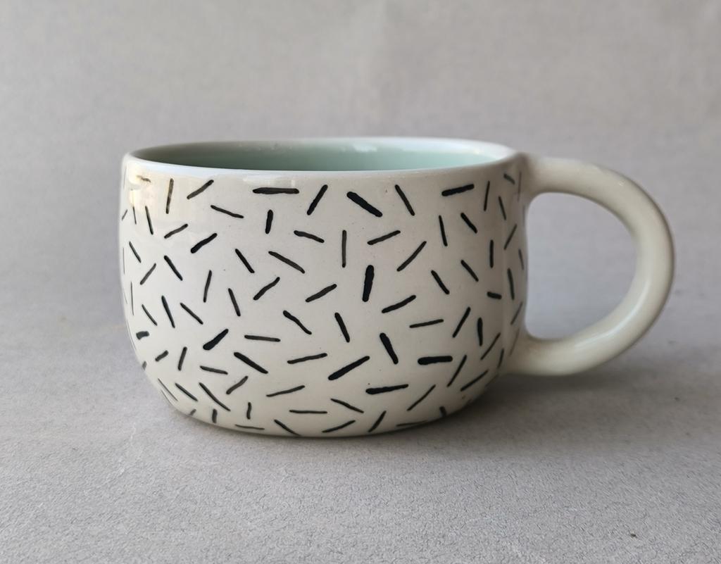 Кружка с бегемотом в штрих