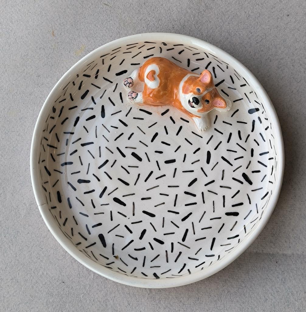 Тарелка с корги в штрих