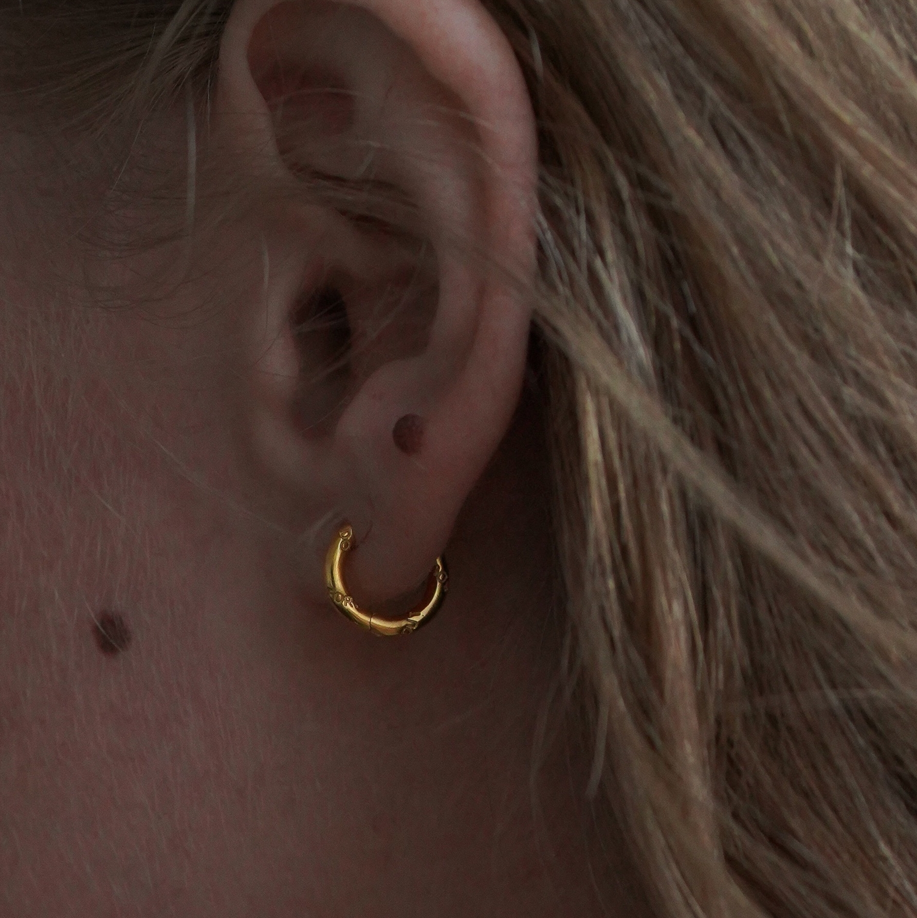 Моносерьга Small Click Gold