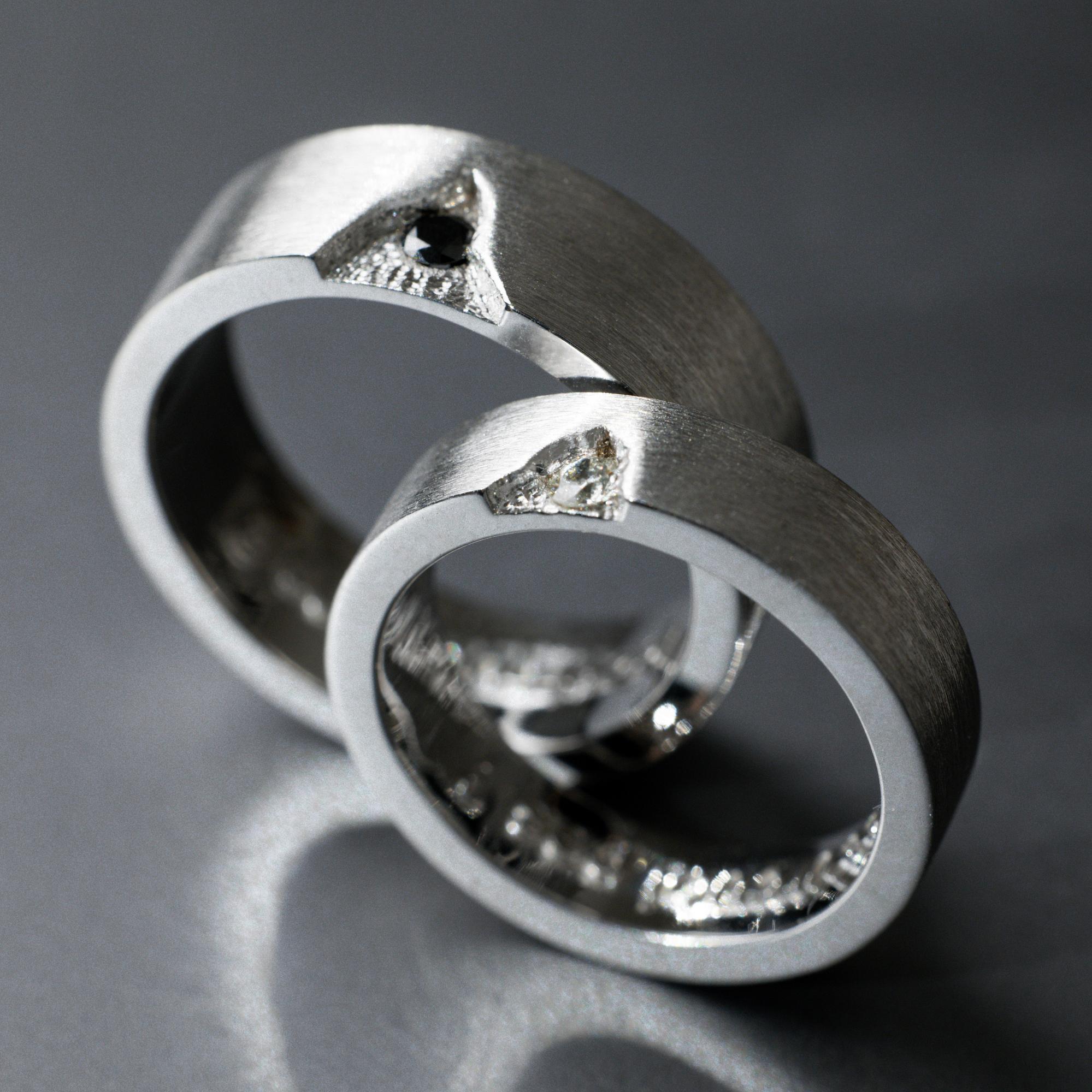 Обручальные кольца из белого золота с бриллиантами