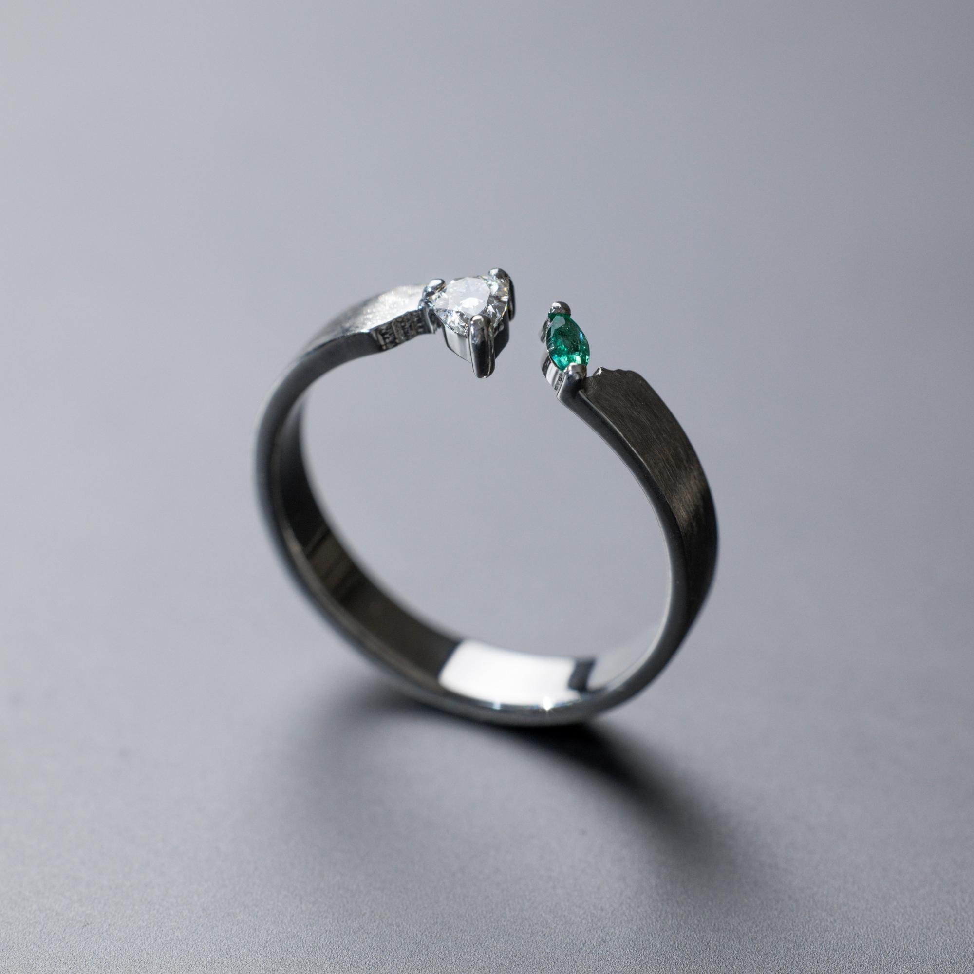 Помолвочное кольцо из белого золота с бриллиантом и изумрудом