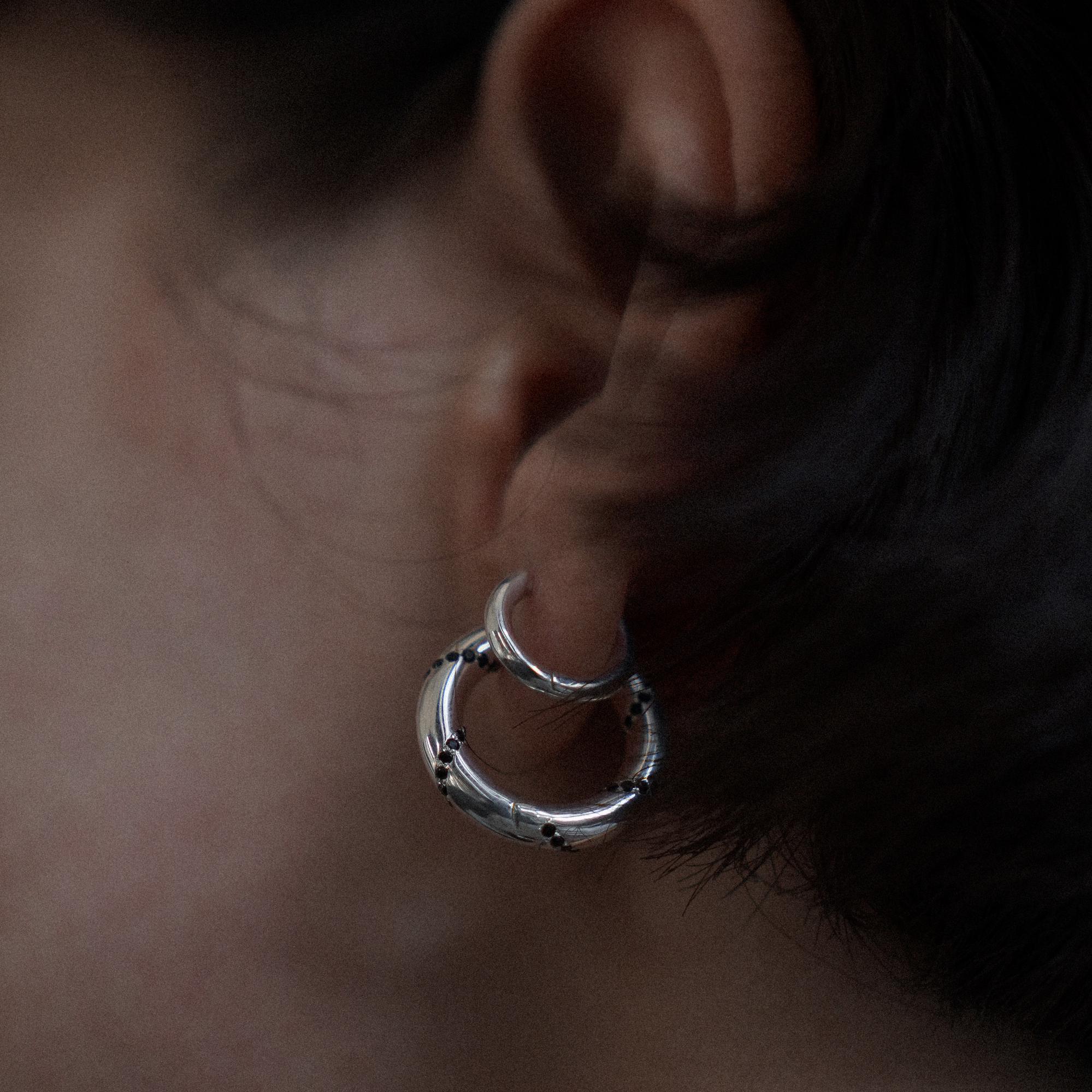 Моносерьга Spiral Crystal Black